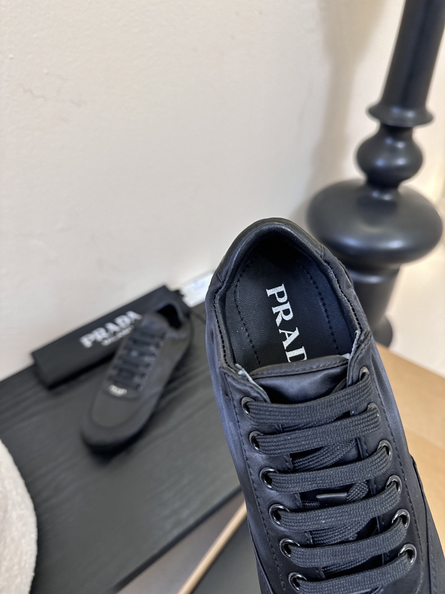 Prad**经典款运动鞋复古德训鞋休闲鞋采用复古德训鞋的低帮流线型廓形，鞋头为尖圆头设计，整体线条利落简