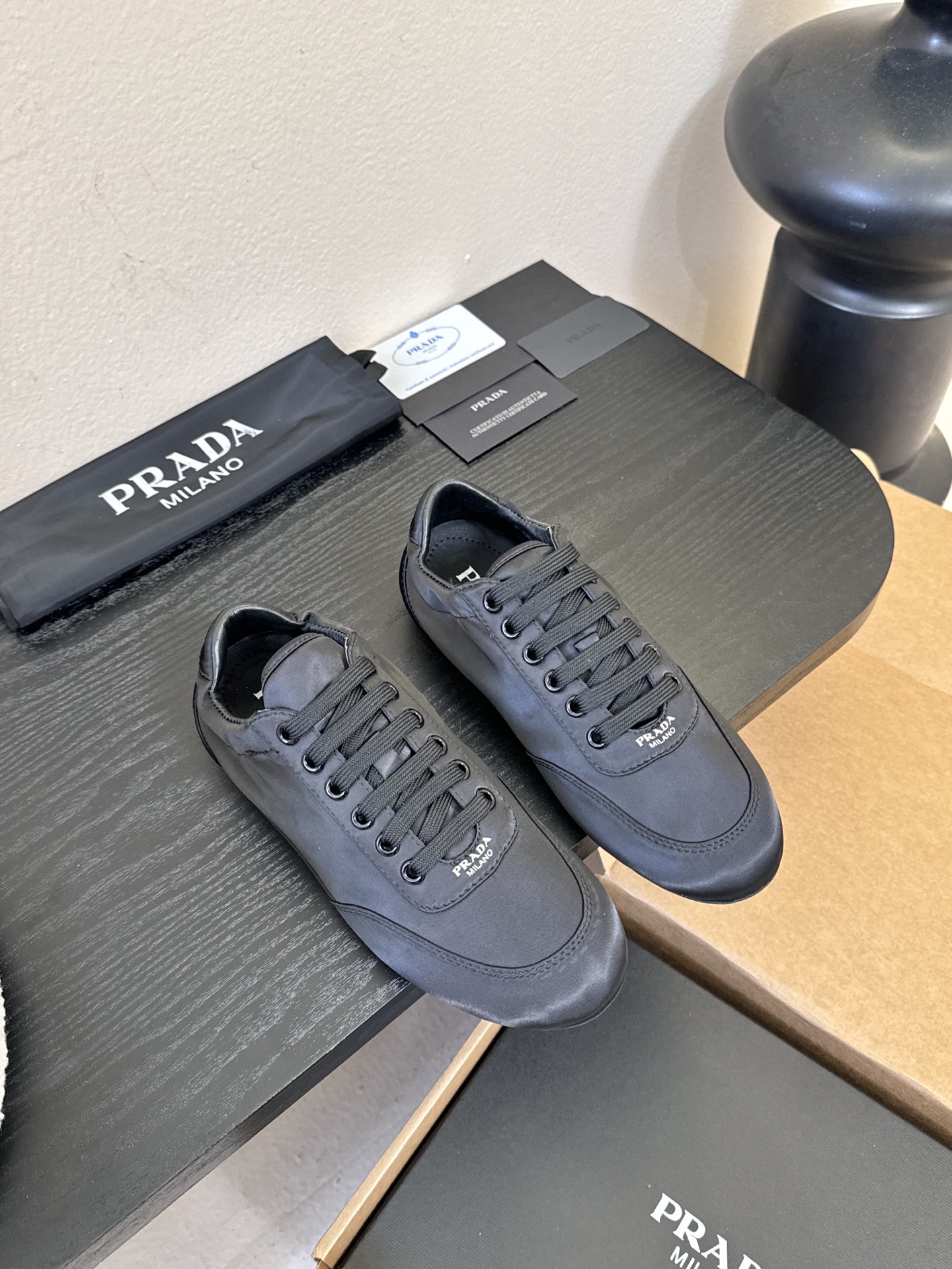 NO:652672,Prad** classic sports shoes, retro moral training shoes and casual shoes, adopt the low-top streamlined silhouette of retro moral training shoes, with a pointed round toe design, and the overall lines are clean and simple; the tongue is printed with the classic Prada logo, and the shoelaces echo the same color as the shoe body, strengthening brand recognition in the details; the shoe shape is narrow-lasted, which fits the foot shape more neatly.  The upper is made of smooth nylon satin/bright leather, with a delicate touch and a slight luster; the shoe body has no unnecessary decoration, and the one-piece shoe shape creates a three-dimensional feel; the sole is made of lightweight rubber, taking into account softness and wear resistance, and is suitable for daily wear. Silk cloth upper, sheepskin/cloth lining, rubber outsole, 2cm higher  size 35-40 (customized size 40 is non-refundable), casual shoes/sports shoes, prada, sneakers, sheepskin, real silk19860909Prad**经典款运动鞋复古德训鞋休闲鞋 采用复古德训鞋的低帮流线型廓形,鞋头为尖圆头设计,整体线条利落简约；鞋舌处印有Prada经典logo,鞋带与鞋身同色呼应,细节处强化品牌辨识度；鞋型为窄楦设计,贴合脚型更显利落. 鞋面使用光滑的尼龙缎面/亮面皮革材质,触感细腻且带有微光泽感；鞋身无多余装饰,靠一体成型的鞋型塑造立体感；鞋底为轻质橡胶材质,兼顾柔软度与耐磨性,适配日常穿着. 鞋面真丝布 内里羊皮/布 大底橡胶大底 增高2cm size35-40码（40码定制不退换）,休闲鞋/运动鞋,prada,sneakers,sheepskin,real silk,Women's Shoes