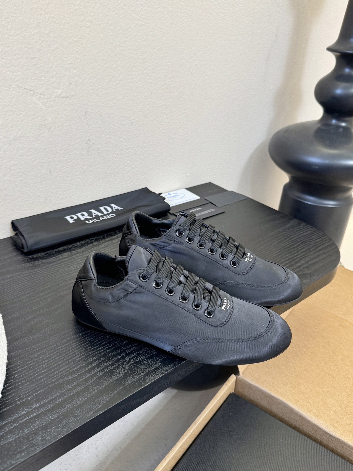 Prad**经典款运动鞋复古德训鞋休闲鞋采用复古德训鞋的低帮流线型廓形，鞋头为尖圆头设计，整体线条利落简