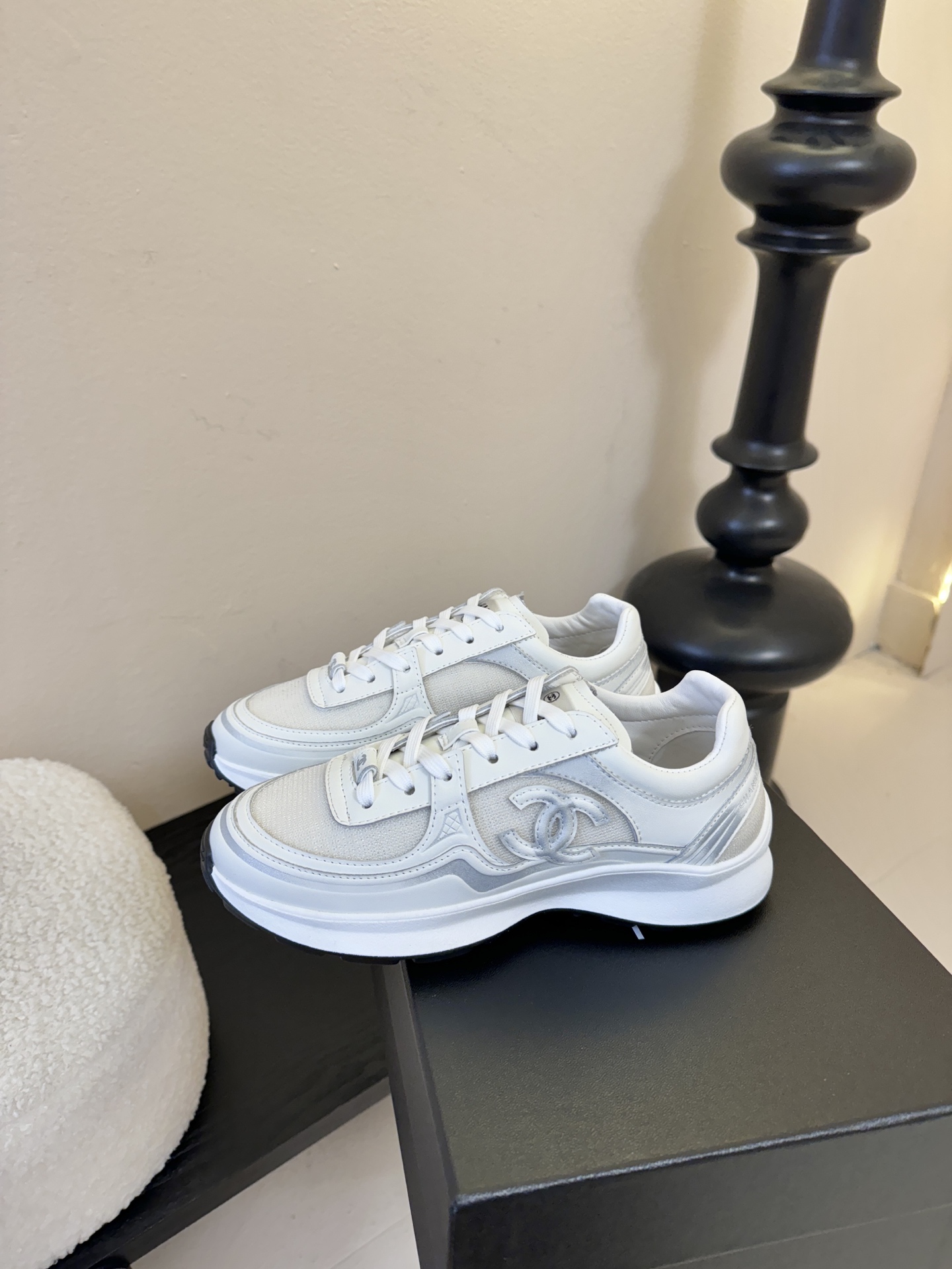 CHANE* 百搭运动鞋德训鞋鞋舌处清晰印有“”字样与双C Logo，强化品牌辨识度。以银色为主调，搭配