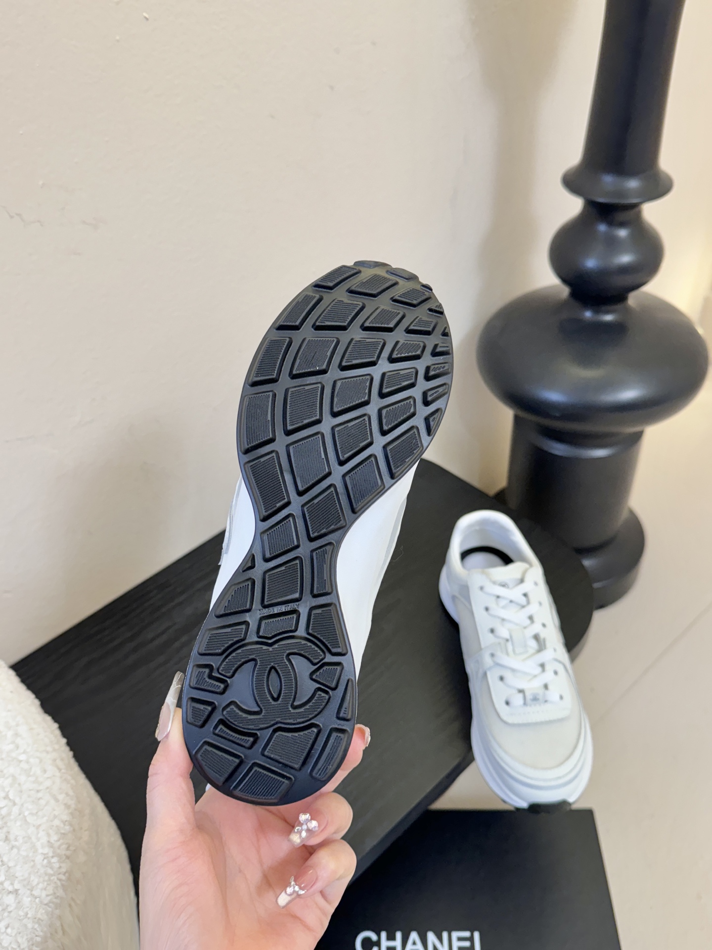 CHANE* 百搭运动鞋德训鞋鞋舌处清晰印有“”字样与双C Logo，强化品牌辨识度。以银色为主调，搭配