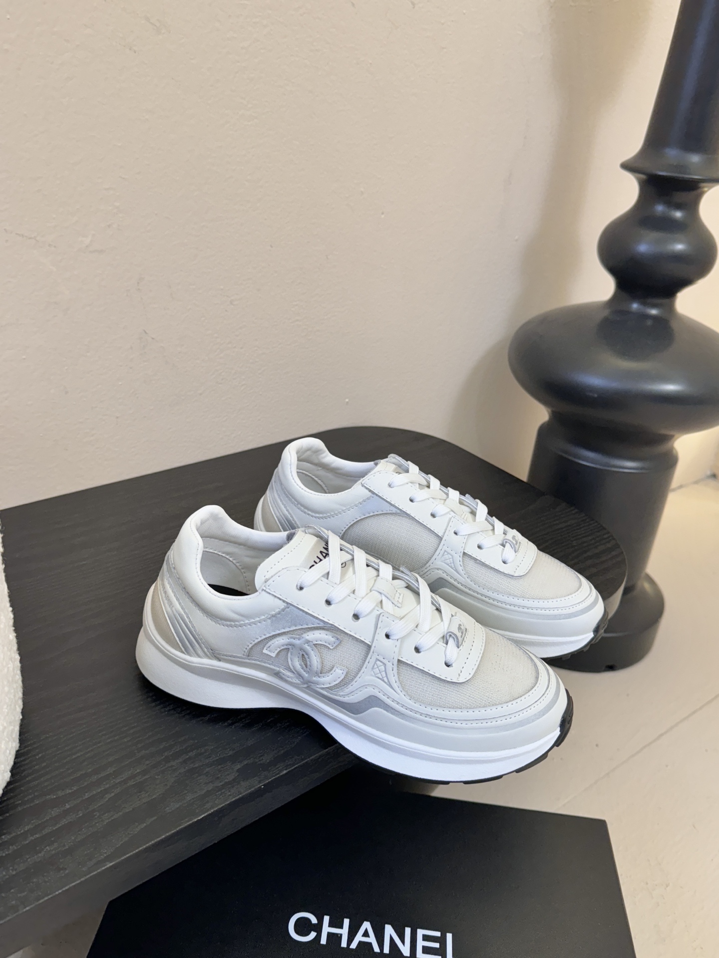 CHANE* 百搭运动鞋德训鞋鞋舌处清晰印有“”字样与双C Logo，强化品牌辨识度。以银色为主调，搭配