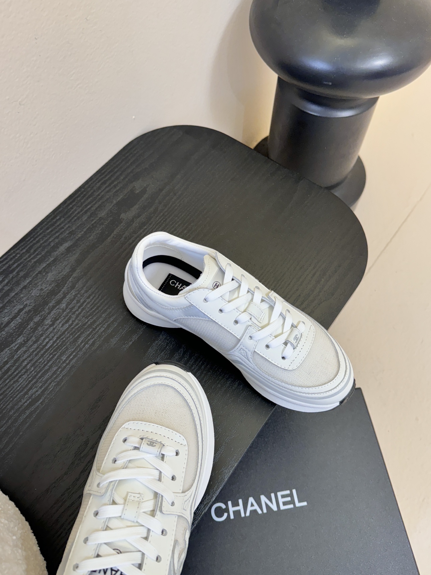 CHANE* 百搭运动鞋德训鞋鞋舌处清晰印有“”字样与双C Logo，强化品牌辨识度。以银色为主调，搭配