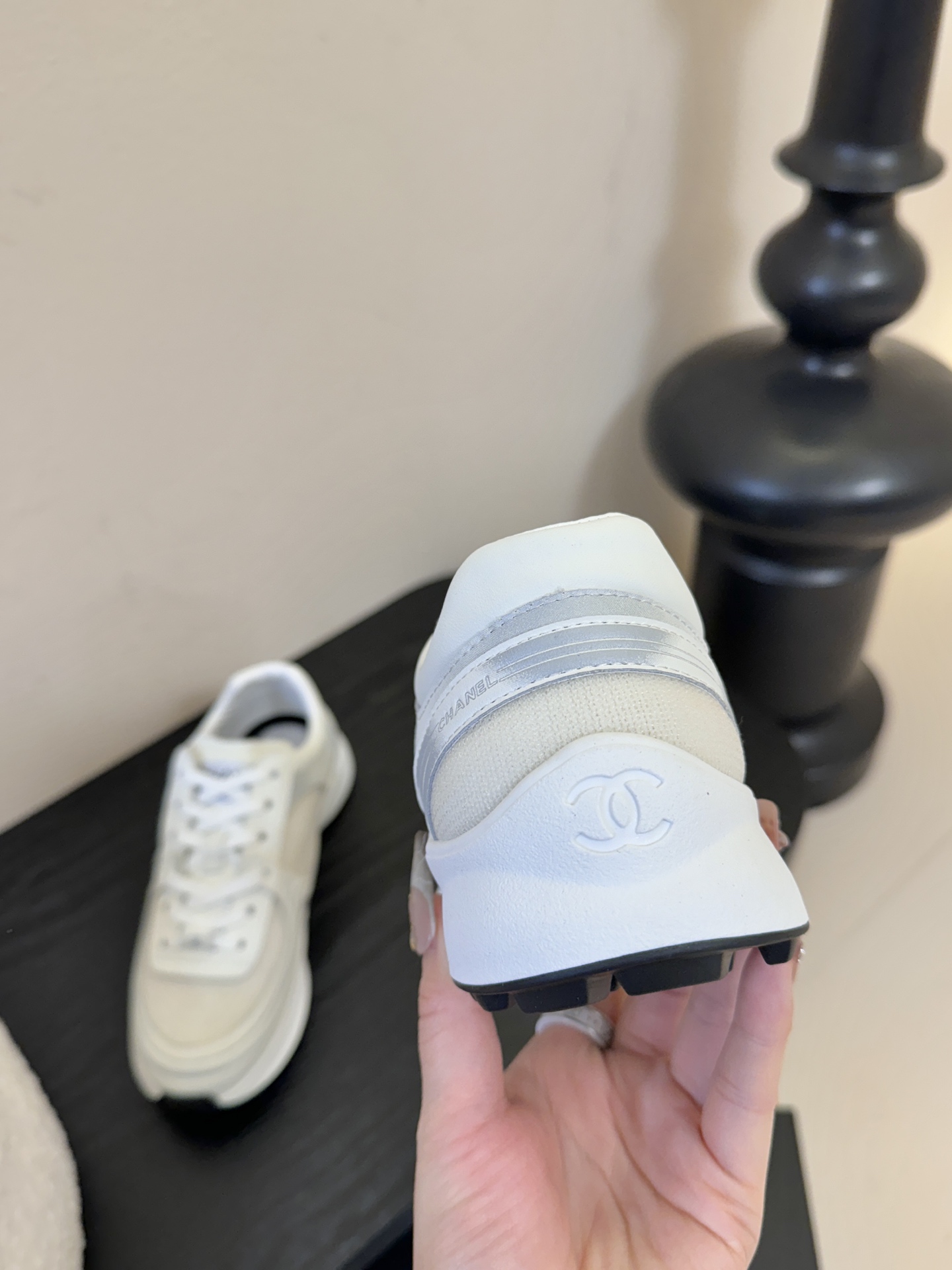 CHANE* 百搭运动鞋德训鞋鞋舌处清晰印有“”字样与双C Logo，强化品牌辨识度。以银色为主调，搭配