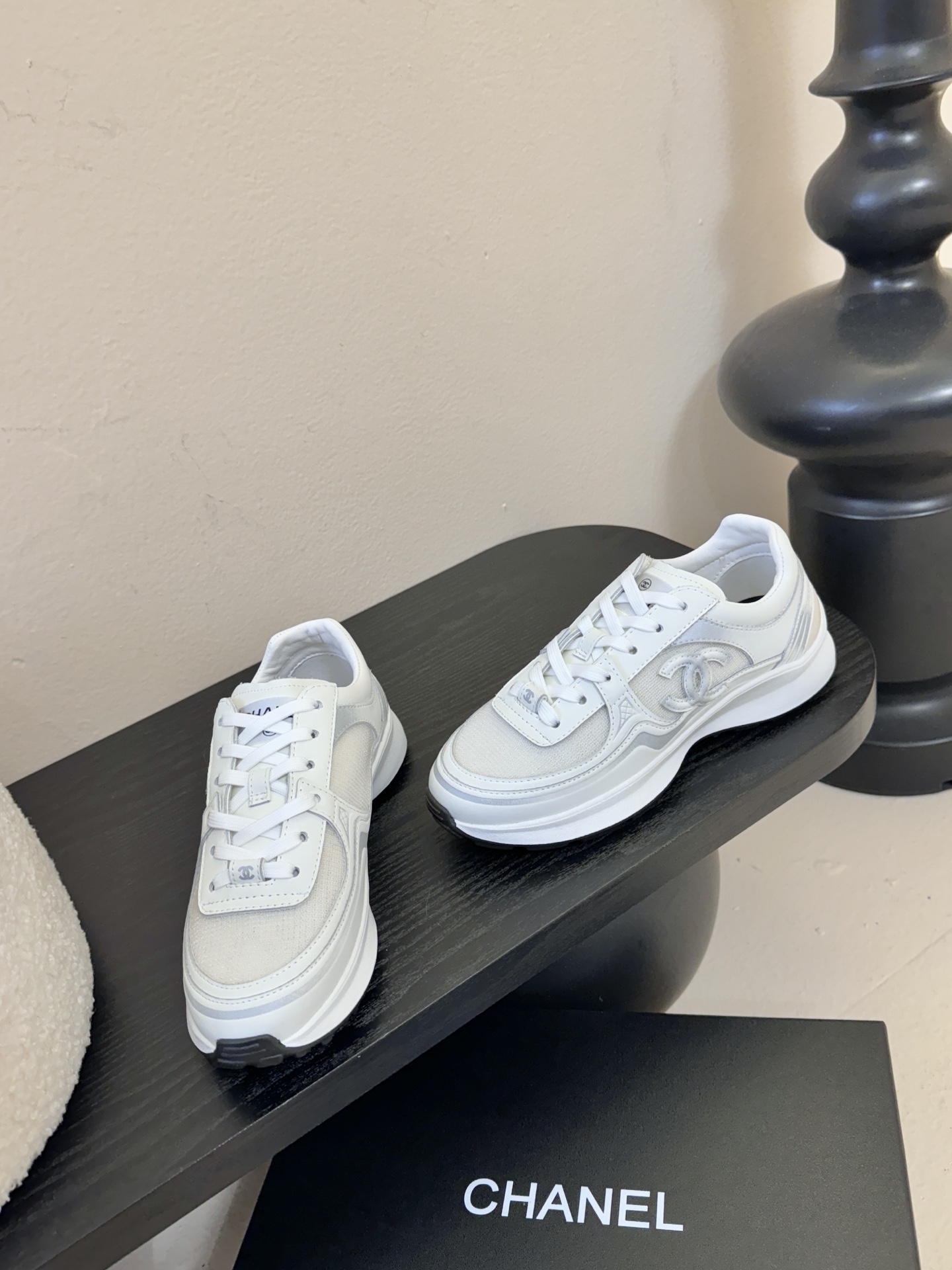 CHANE* 百搭运动鞋德训鞋鞋舌处清晰印有“”字样与双C Logo，强化品牌辨识度。以银色为主调，搭配