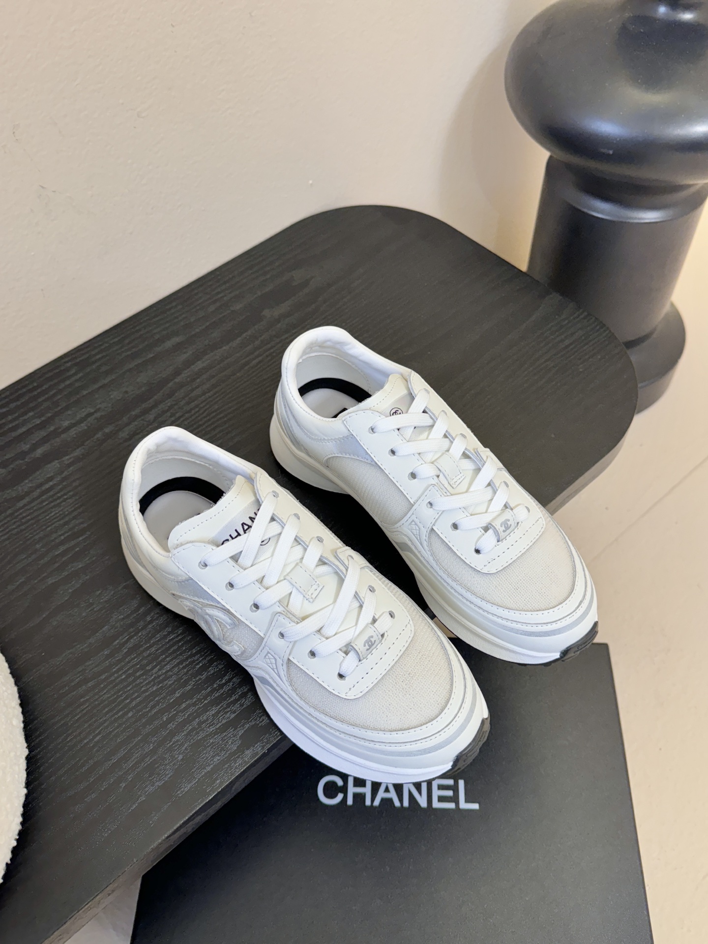 CHANE* 百搭运动鞋德训鞋鞋舌处清晰印有“”字样与双C Logo，强化品牌辨识度。以银色为主调，搭配