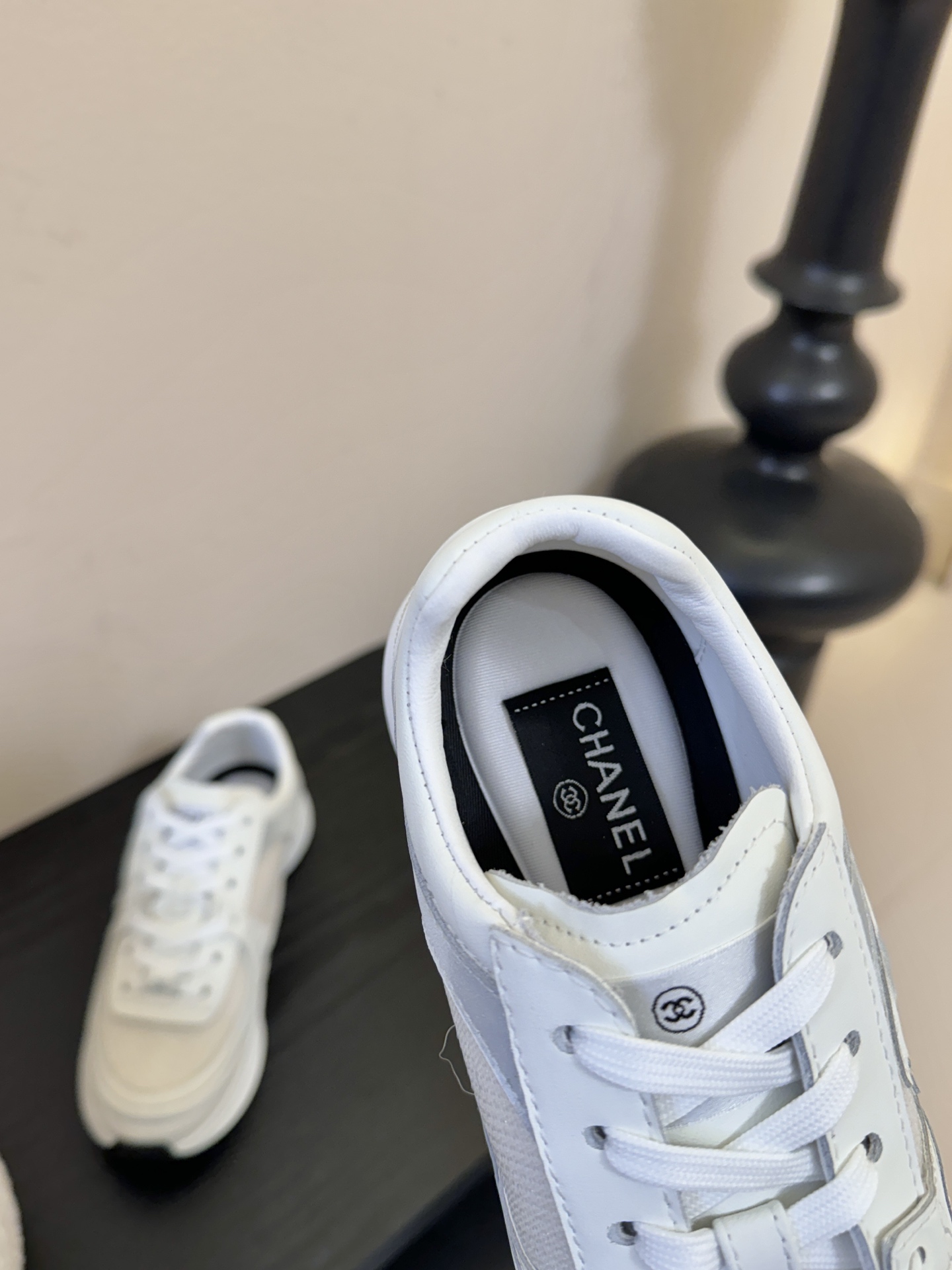 CHANE* 百搭运动鞋德训鞋鞋舌处清晰印有“”字样与双C Logo，强化品牌辨识度。以银色为主调，搭配