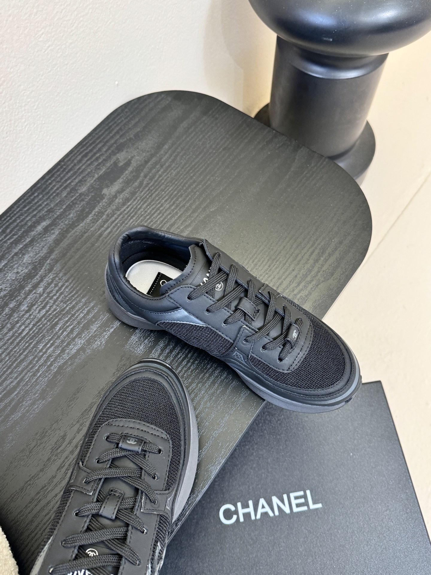 CHANE* 百搭运动鞋德训鞋鞋舌处清晰印有“”字样与双C Logo，强化品牌辨识度。以银色为主调，搭配