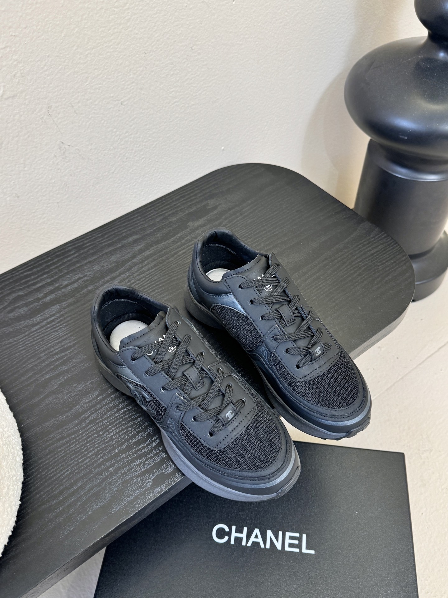 NO:652678,CHANE* all-match sports shoes moral training shoes. The word '' and double C Logo are clearly printed on the tongue to strengthen the brand recognition. The main tone is silver, with white shoelaces and black toe/shoe edge, forming a classic and fashionable color contrast, and the details are full of sophistication. It cleverly combines the luxury of high fashion with the casual attributes of sports shoes, suitable for creating a personalized mix and match look. Original cowhide leather/mesh upper, sheepskin lining, TPU outsole  size 35-41 (customized sizes 40 are non-refundable), casual shoes/sports shoes, chanel, sneakers, cowhide, sheepskin19860909CHANE* 百搭运动鞋德训鞋 鞋舌处清晰印有“”字样与双C Logo,强化品牌辨识度.以银色为主调,搭配白色鞋带和黑色鞋头/鞋边,形成经典且时尚的色彩对比,细节处尽显精致感.将高级时装的奢华感与运动鞋的休闲属性巧妙结合,适合打造个性混搭造型. 鞋面原版牛皮/网面 内里羊皮 大底TPU大底 size35-41码（40码定制不退换）,休闲鞋/运动鞋,chanel,sneakers,cowhide,sheepskin,Women's Shoes