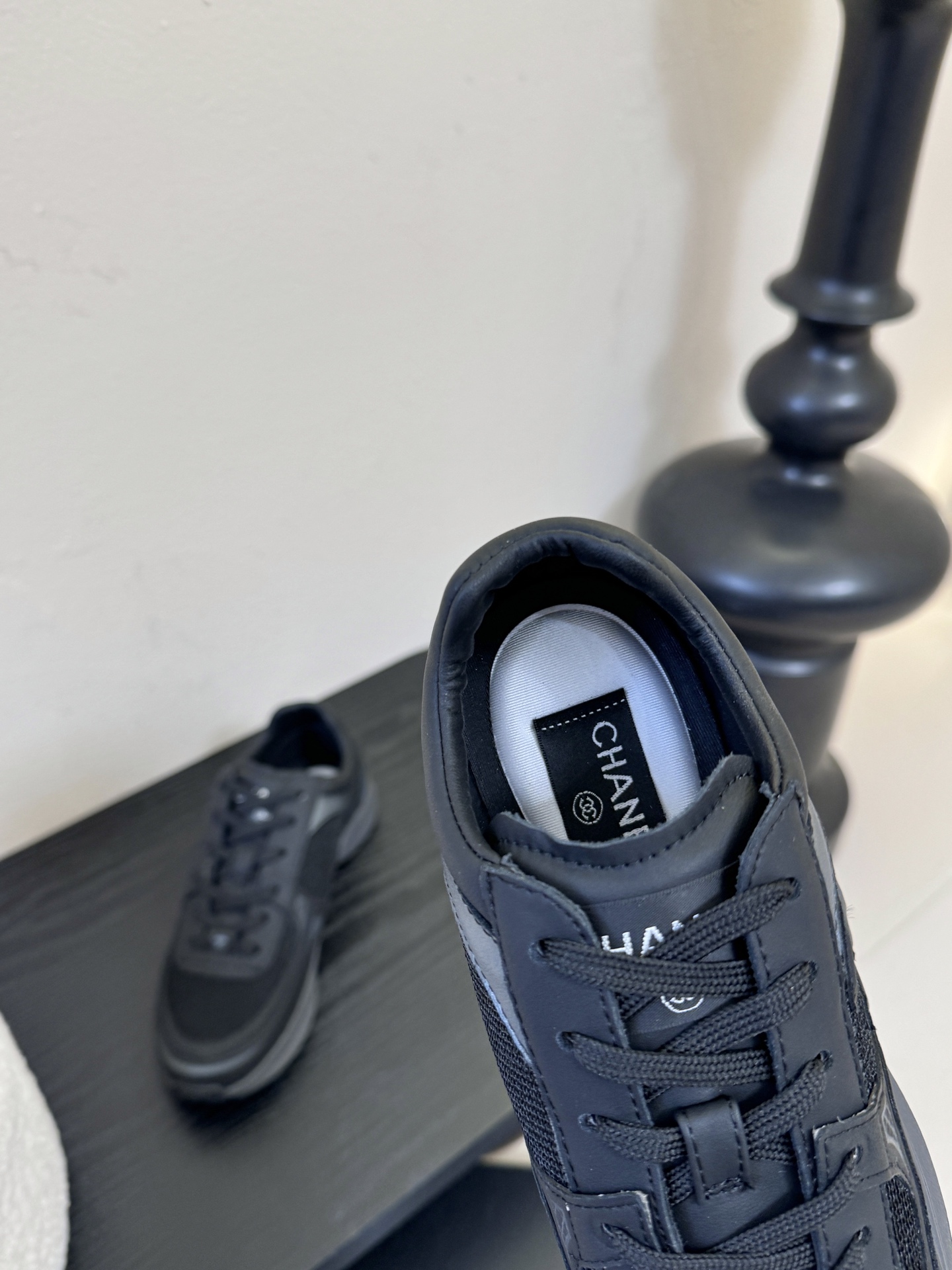 CHANE* 百搭运动鞋德训鞋鞋舌处清晰印有“”字样与双C Logo，强化品牌辨识度。以银色为主调，搭配