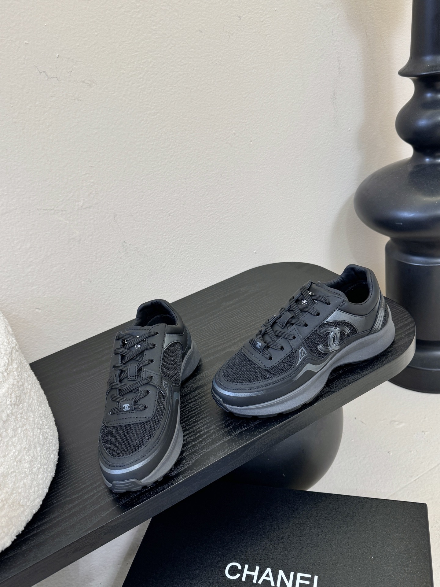 CHANE* 百搭运动鞋德训鞋鞋舌处清晰印有“”字样与双C Logo，强化品牌辨识度。以银色为主调，搭配