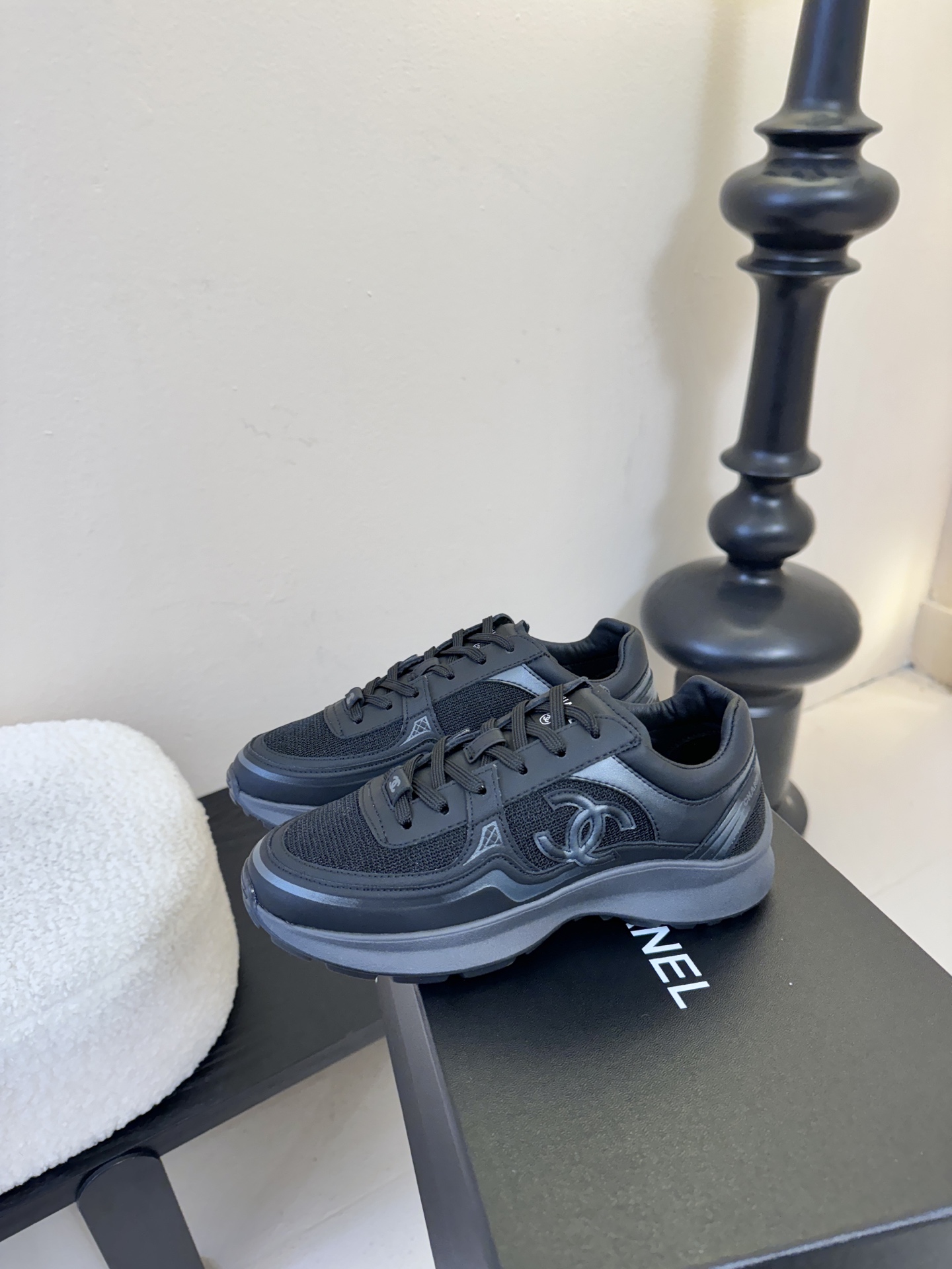 CHANE* 百搭运动鞋德训鞋鞋舌处清晰印有“”字样与双C Logo，强化品牌辨识度。以银色为主调，搭配