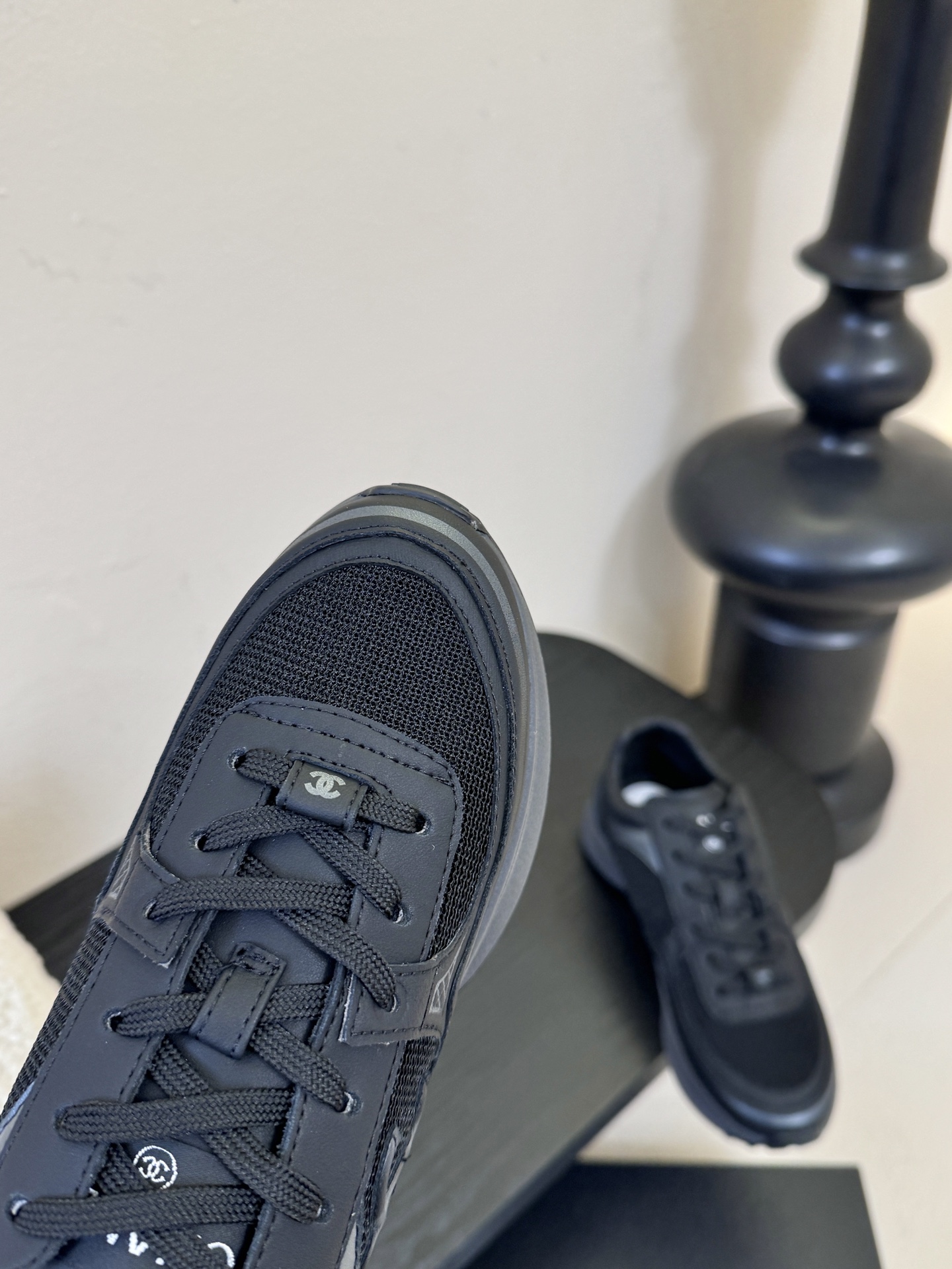 CHANE* 百搭运动鞋德训鞋鞋舌处清晰印有“”字样与双C Logo，强化品牌辨识度。以银色为主调，搭配