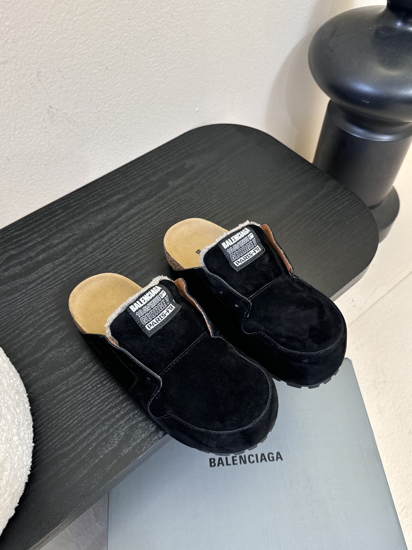 NO:652666,The new Balenciaga co-branded Scholl slippers are purchased from authentic products and developed, perfectly reproduced one-to-one, classic line design, and a versatile elastic boot. The favorite of Internet celebrity bloggers and ladies, various praises on social platforms, extremely popular, high quality, breathable and super comfortable, cow suede upper, original outsole size!  35-41 4041 customized, semi-trailer, balenciaga, boots, slippers19860909巴黎世家联名Scholl拖鞋新品 正品购入开发、完美复刻一比一做法、经典的线条设计、炒鸡百搭的一款弹力靴 网红博主小姐姐们的挚爱,社交平台的各种夸赞,人气超高质感透气超级舒适 鞋面牛反绒 原版大底 码数！35-41 4041定制,半拖,balenciaga,boots,slippers,Women's Shoes