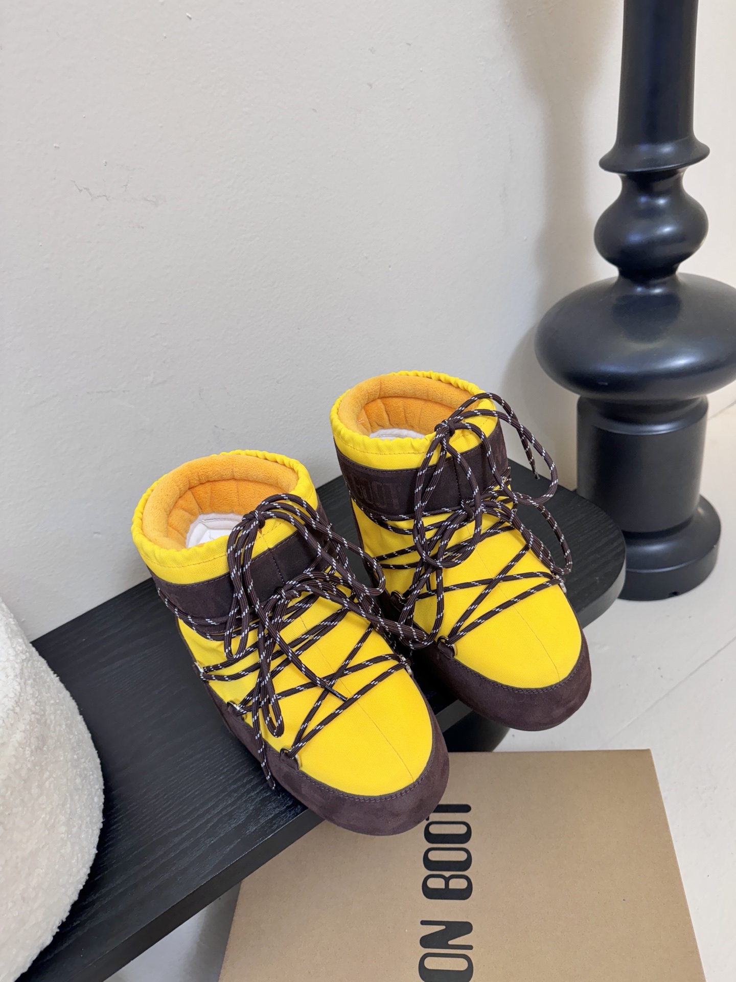 NO:652689,Are these moon boots from Moonboot very popular?  Last year I saw a lot of hot girls wearing these boots with a 1.7 look!  The kind that makes your legs look longer!  The legs are super thin and the feet feel so special, it doesn’t feel like wearing shoes!  It just feels like you are stepping on a very light board when you put it on!  He walks so lightly!  Very comfortable!  Wearing these shoes with shorts and skirts is really a beautiful sight!  Sisters are coming soon!  And some go skiing!  I feel it is also a very good one!  You can also wear it for skiing and fun everyday!  Goes great with those thick snowy cotton pants!  Because the boots are big enough!  Very inclusive!  Couple size size35-39 4041 customization, snow boots, boots, skirts, shorts19860909Moonboot这月亮雪地靴很出圈吗？ 去年这靴子看到好多辣妹子在穿搭配都是1.7的即视感！巨显腿长那种！超显腿细的 好特别的脚感,感觉不像在穿鞋子！就是穿上有种莫名踩在一块很轻的板上的感觉！就走起路来轻飘飘的！很舒适！就是这种鞋子穿出去搭配短裤短裙真的是很美的风景线哈！姐妹们快来啦！还有去滑雪的！我感觉它也是很不错的一款！日常还可以滑雪去玩穿！配那些厚的雪地棉裤很 ！因为靴筒够大！包容性强！ 情侣码数size35-39 4041定制,雪地靴,boots,skirts,shorts,Women's Shoes