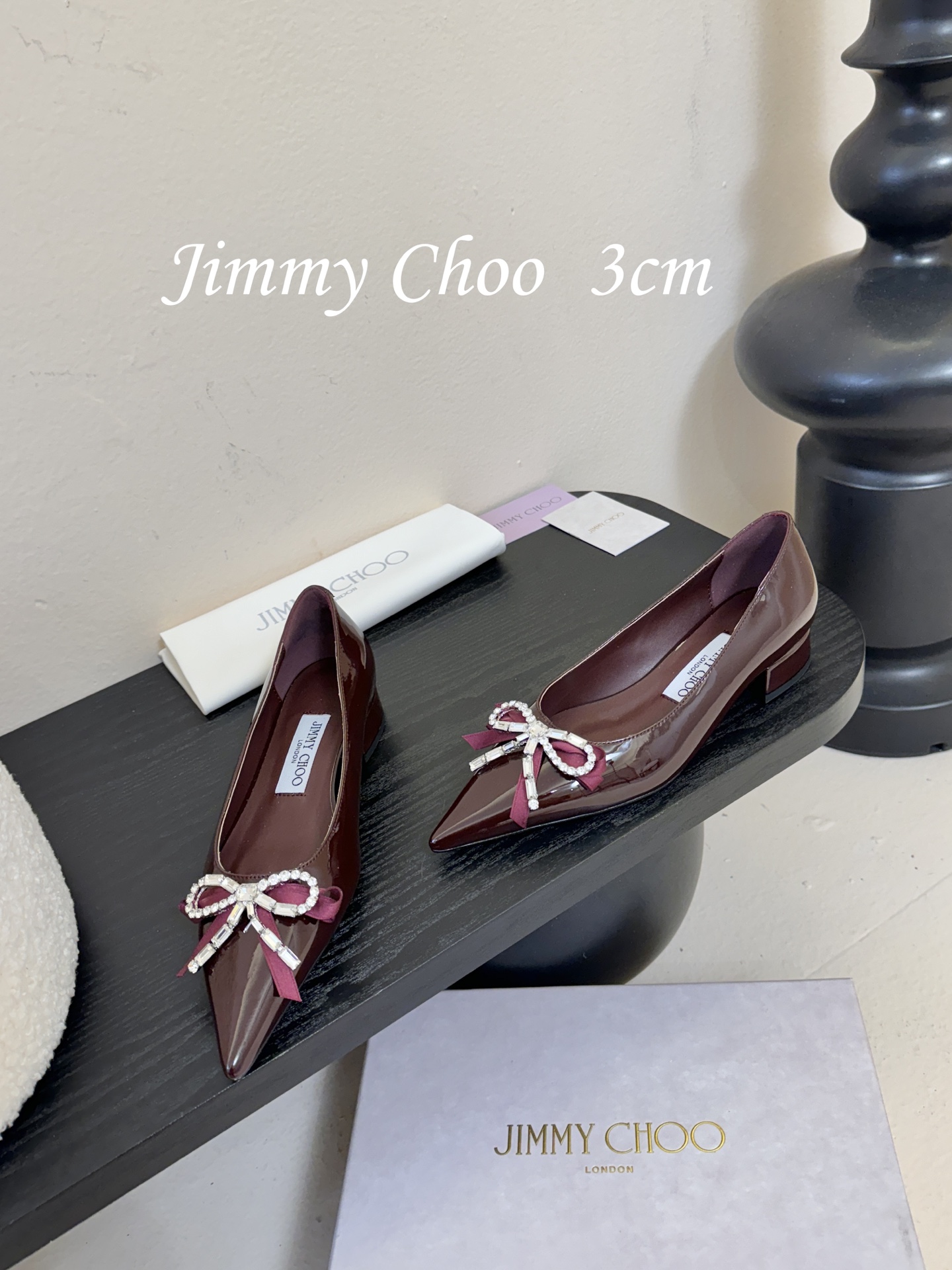 3公分 Jimmy Choo 将圆润光泽镶嵌于足尖为你的穿搭映亮魅力，璀璨每刻!莹润动人，轻易动心Jim