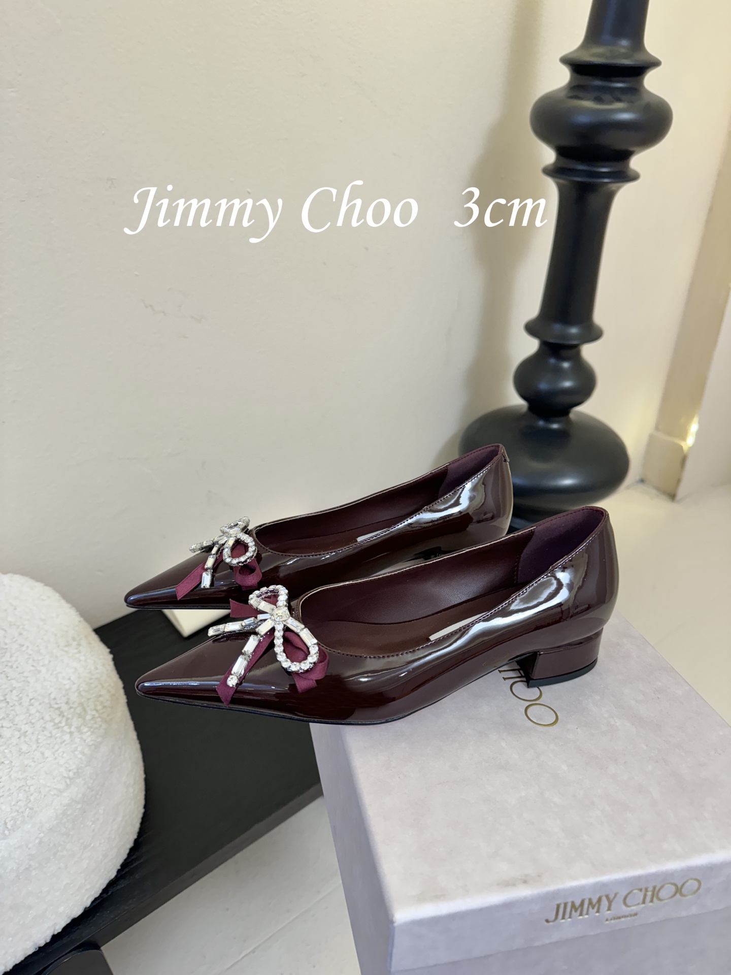 3公分 Jimmy Choo 将圆润光泽镶嵌于足尖为你的穿搭映亮魅力，璀璨每刻!莹润动人，轻易动心Jim