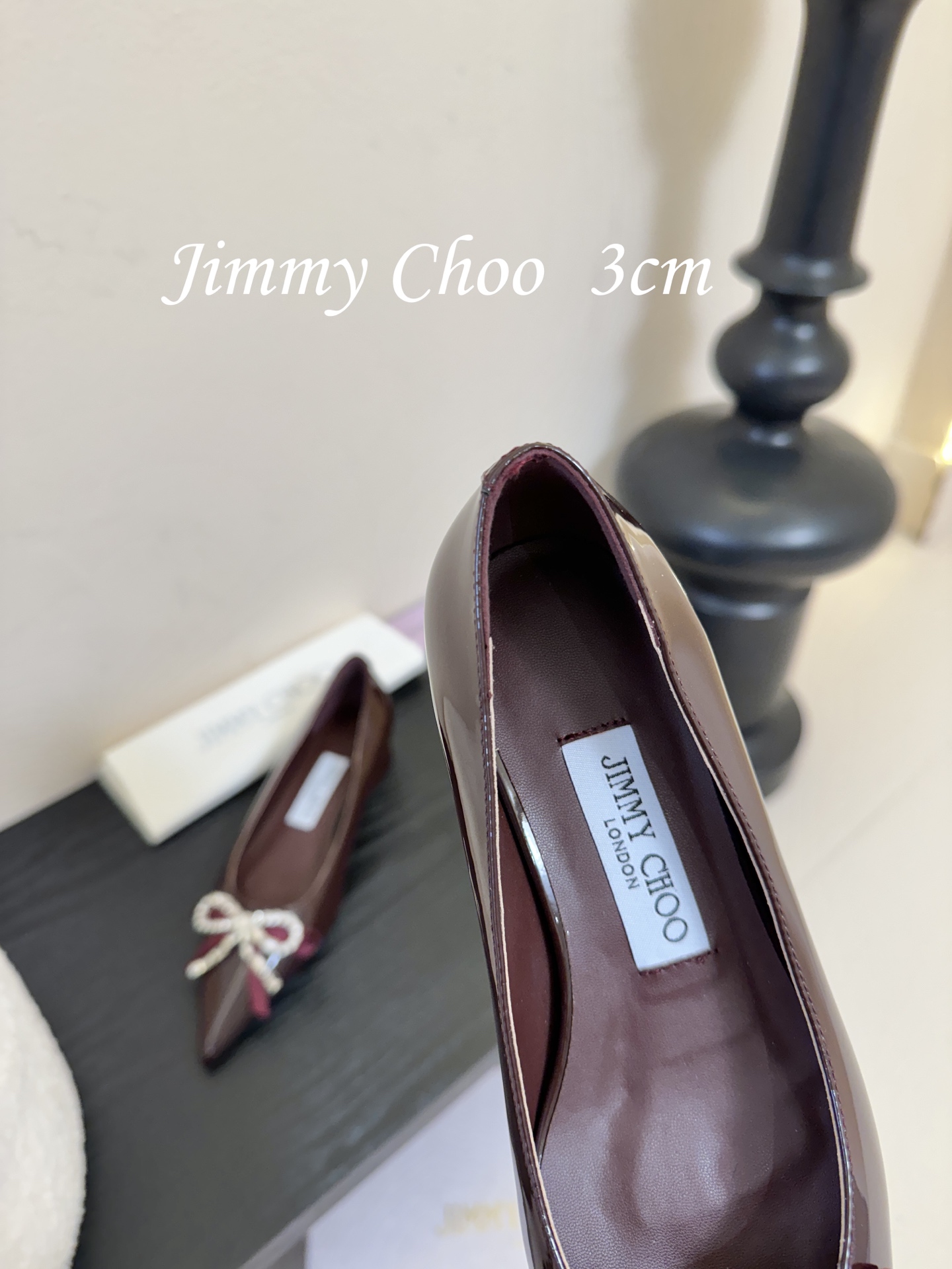 3公分 Jimmy Choo 将圆润光泽镶嵌于足尖为你的穿搭映亮魅力，璀璨每刻!莹润动人，轻易动心Jim
