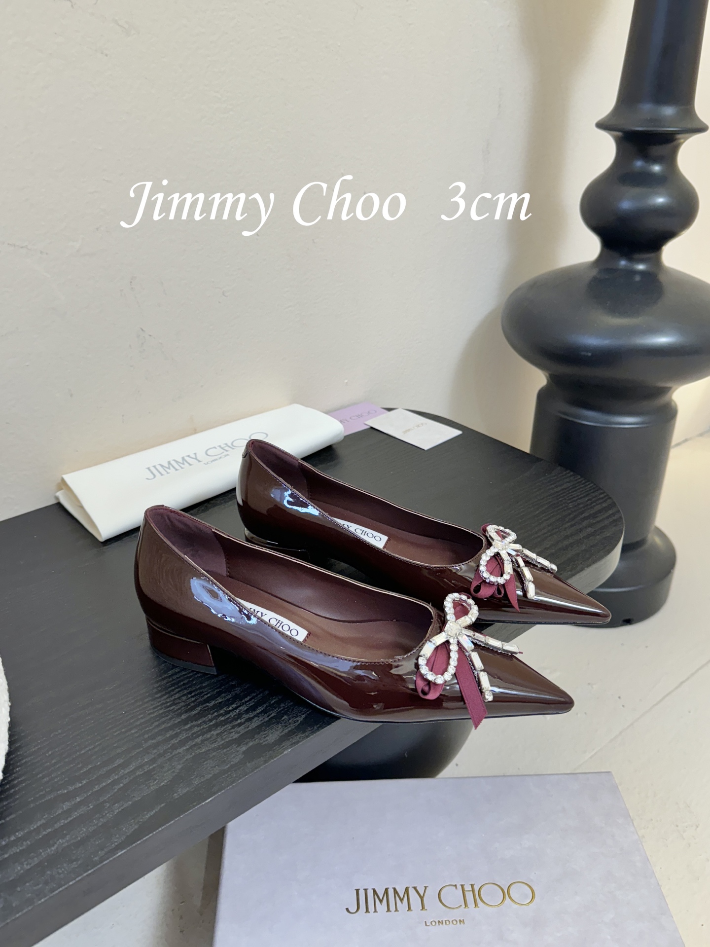 3公分 Jimmy Choo 将圆润光泽镶嵌于足尖为你的穿搭映亮魅力，璀璨每刻!莹润动人，轻易动心Jim