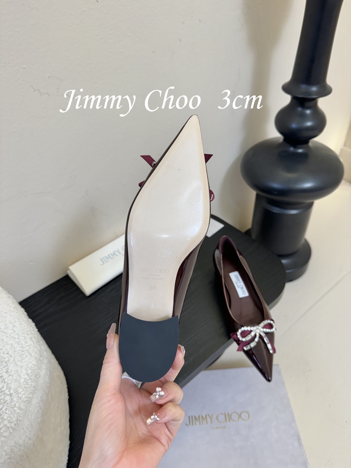 3公分 Jimmy Choo 将圆润光泽镶嵌于足尖为你的穿搭映亮魅力，璀璨每刻!莹润动人，轻易动心Jim