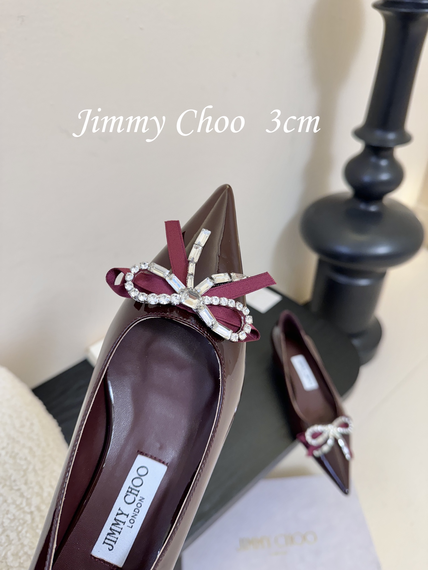 3公分 Jimmy Choo 将圆润光泽镶嵌于足尖为你的穿搭映亮魅力，璀璨每刻!莹润动人，轻易动心Jim