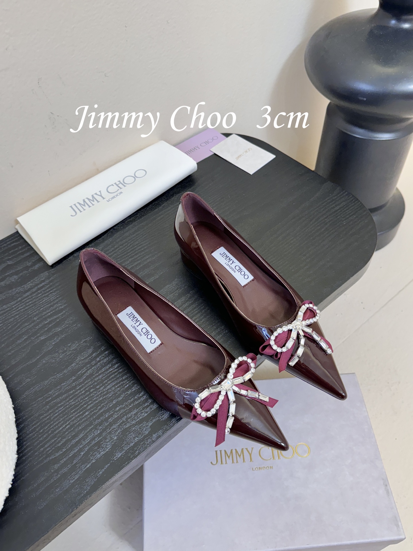 3公分 Jimmy Choo 将圆润光泽镶嵌于足尖为你的穿搭映亮魅力，璀璨每刻!莹润动人，轻易动心Jim