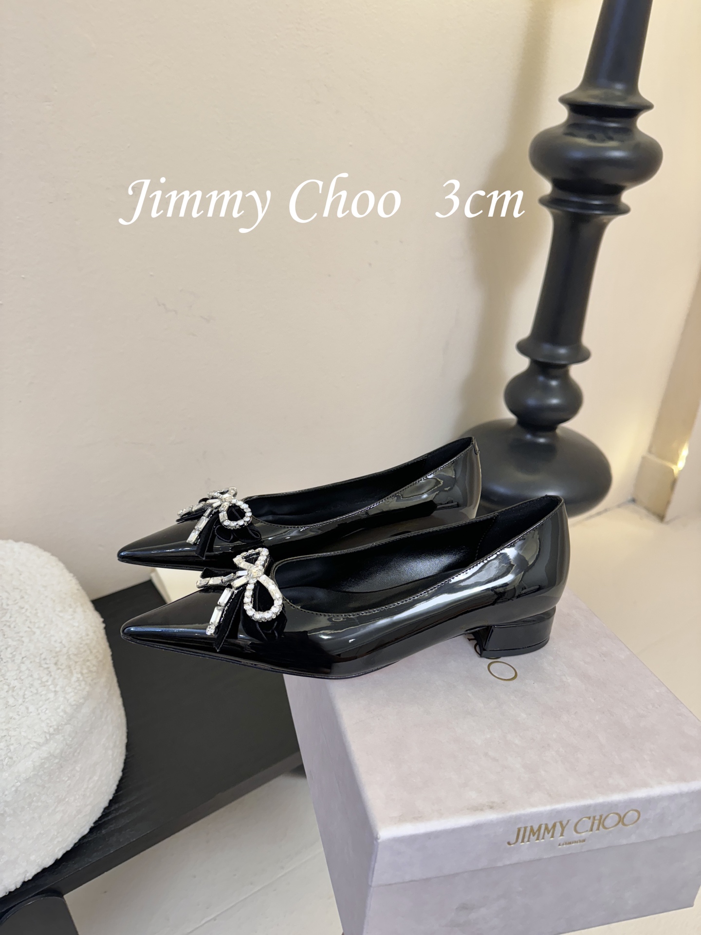 3公分 Jimmy Choo 将圆润光泽镶嵌于足尖为你的穿搭映亮魅力，璀璨每刻!莹润动人，轻易动心Jim