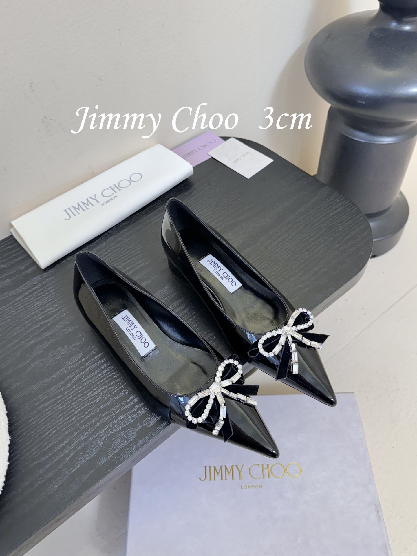 3公分 Jimmy Choo 将圆润光泽镶嵌于足尖为你的穿搭映亮魅力，璀璨每刻!莹润动人，轻易动心Jim