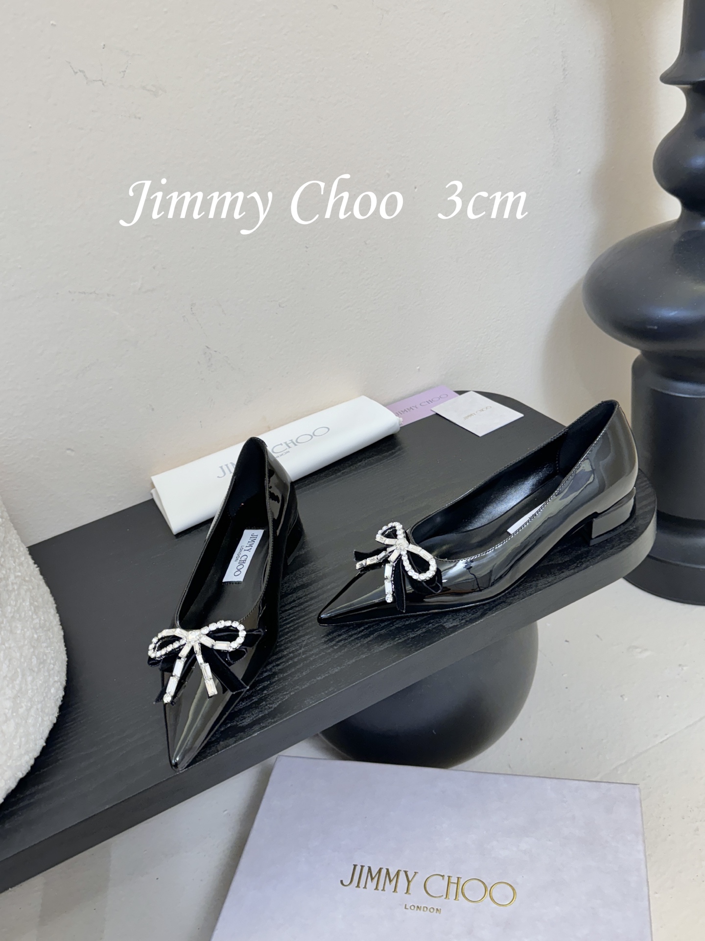 3公分 Jimmy Choo 将圆润光泽镶嵌于足尖为你的穿搭映亮魅力，璀璨每刻!莹润动人，轻易动心Jim