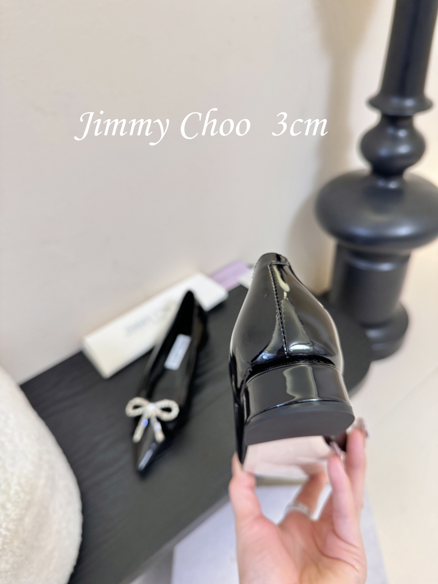 3公分 Jimmy Choo 将圆润光泽镶嵌于足尖为你的穿搭映亮魅力，璀璨每刻!莹润动人，轻易动心Jim