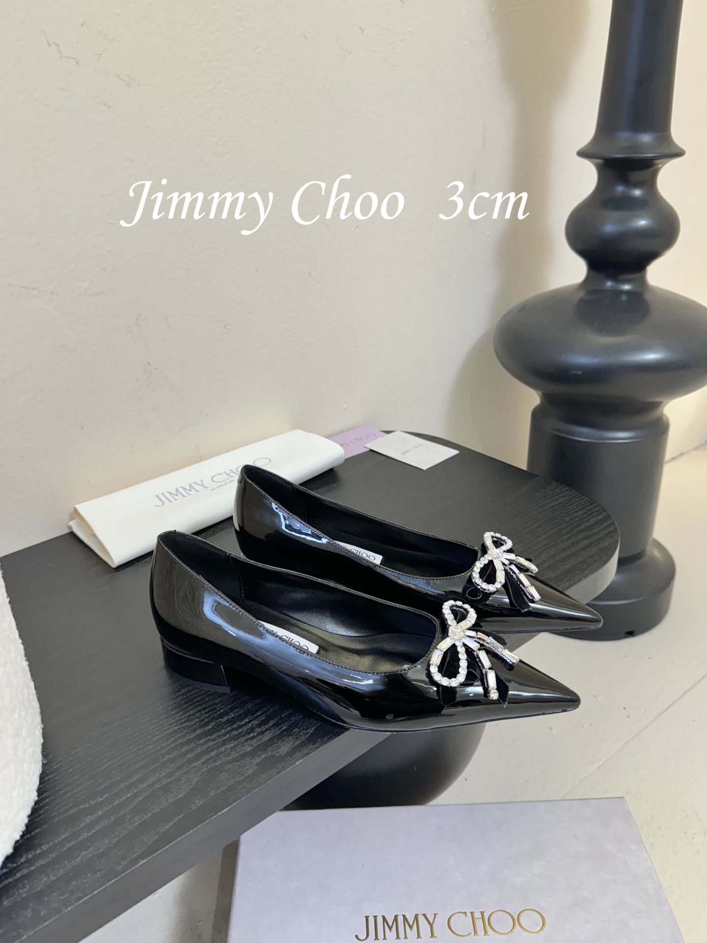 3公分 Jimmy Choo 将圆润光泽镶嵌于足尖为你的穿搭映亮魅力，璀璨每刻!莹润动人，轻易动心Jim