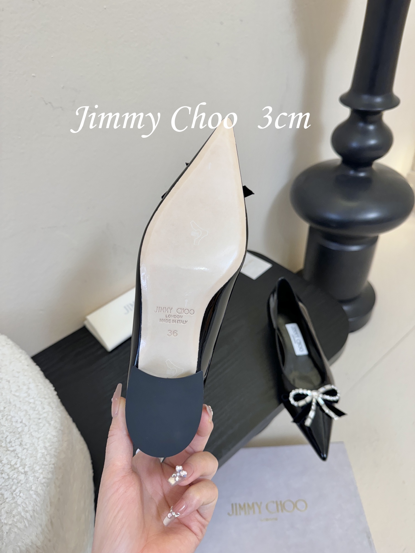 3公分 Jimmy Choo 将圆润光泽镶嵌于足尖为你的穿搭映亮魅力，璀璨每刻!莹润动人，轻易动心Jim