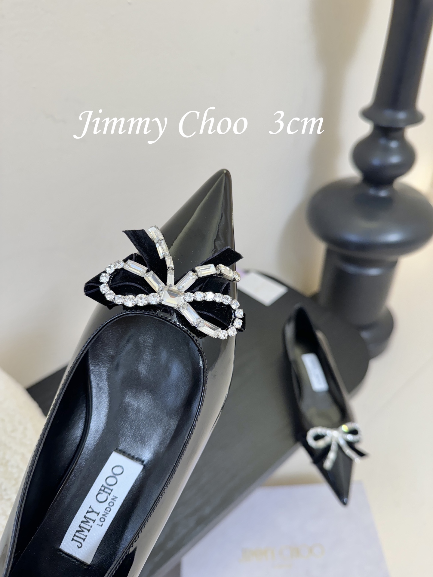 3公分 Jimmy Choo 将圆润光泽镶嵌于足尖为你的穿搭映亮魅力，璀璨每刻!莹润动人，轻易动心Jim