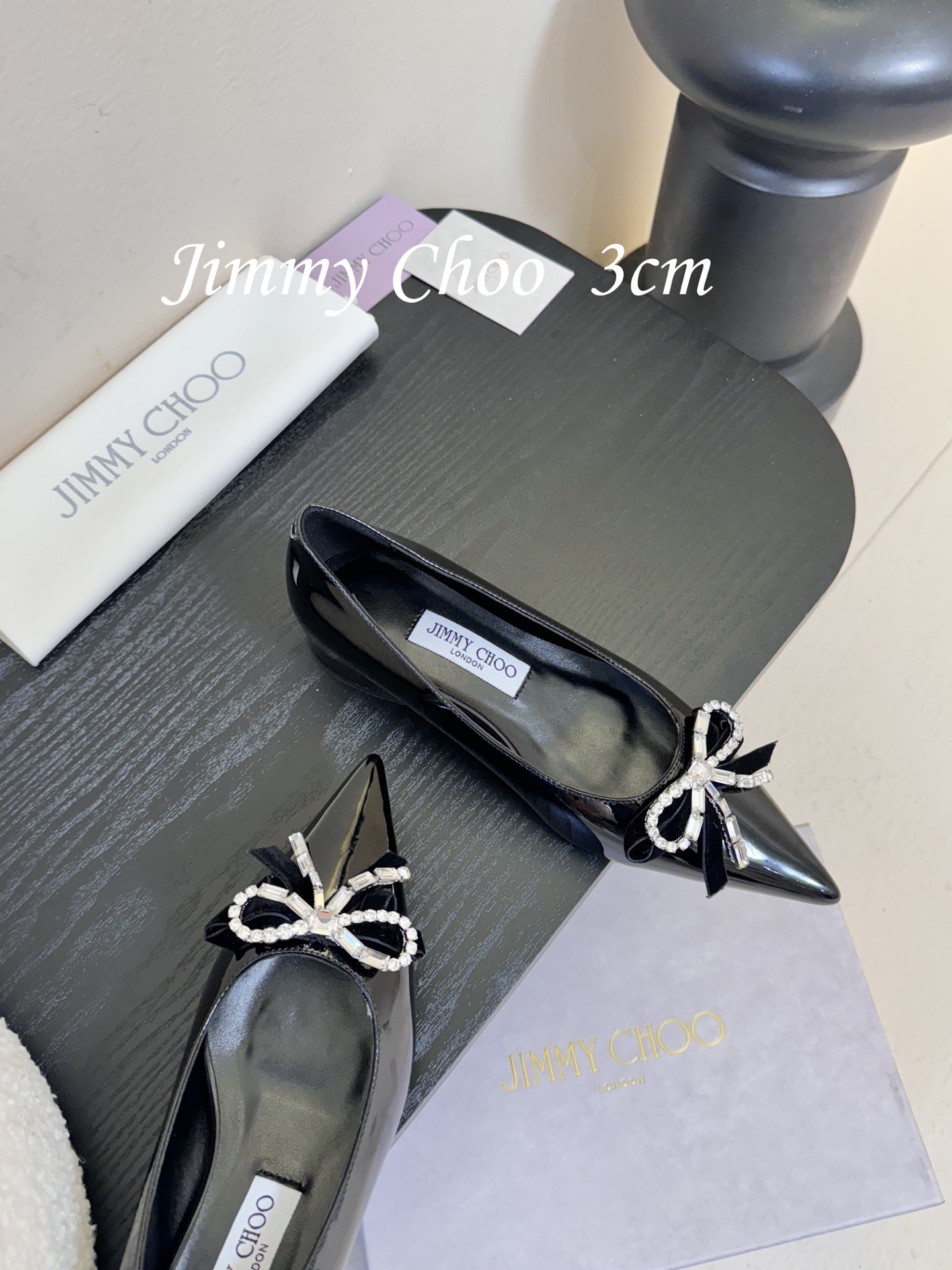 3公分 Jimmy Choo 将圆润光泽镶嵌于足尖为你的穿搭映亮魅力，璀璨每刻!莹润动人，轻易动心Jim