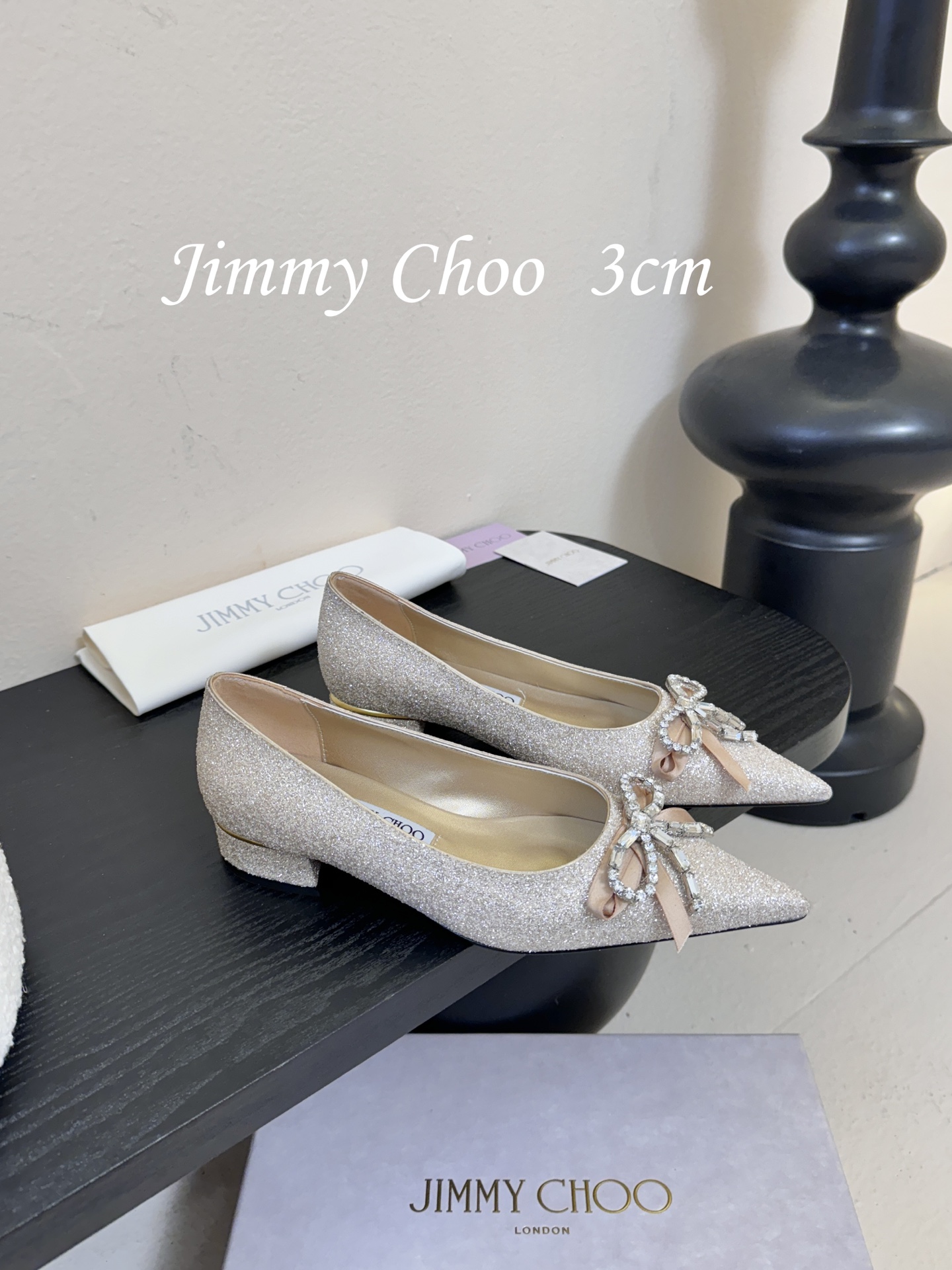 3公分 Jimmy Choo 将圆润光泽镶嵌于足尖为你的穿搭映亮魅力，璀璨每刻!莹润动人，轻易动心Jim
