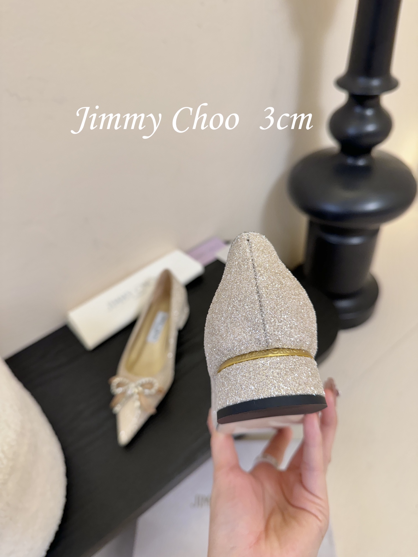3公分 Jimmy Choo 将圆润光泽镶嵌于足尖为你的穿搭映亮魅力，璀璨每刻!莹润动人，轻易动心Jim