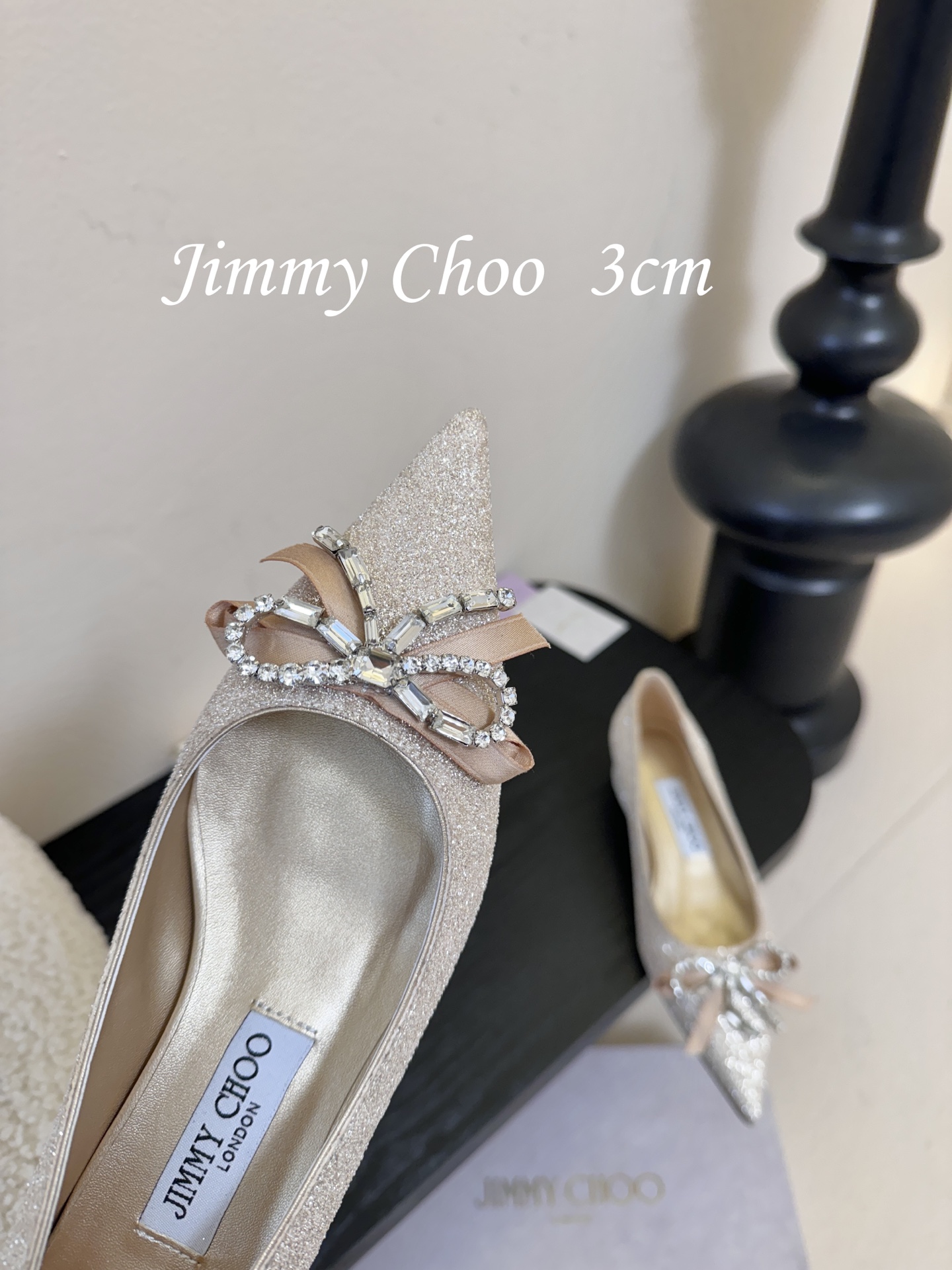 3公分 Jimmy Choo 将圆润光泽镶嵌于足尖为你的穿搭映亮魅力，璀璨每刻!莹润动人，轻易动心Jim