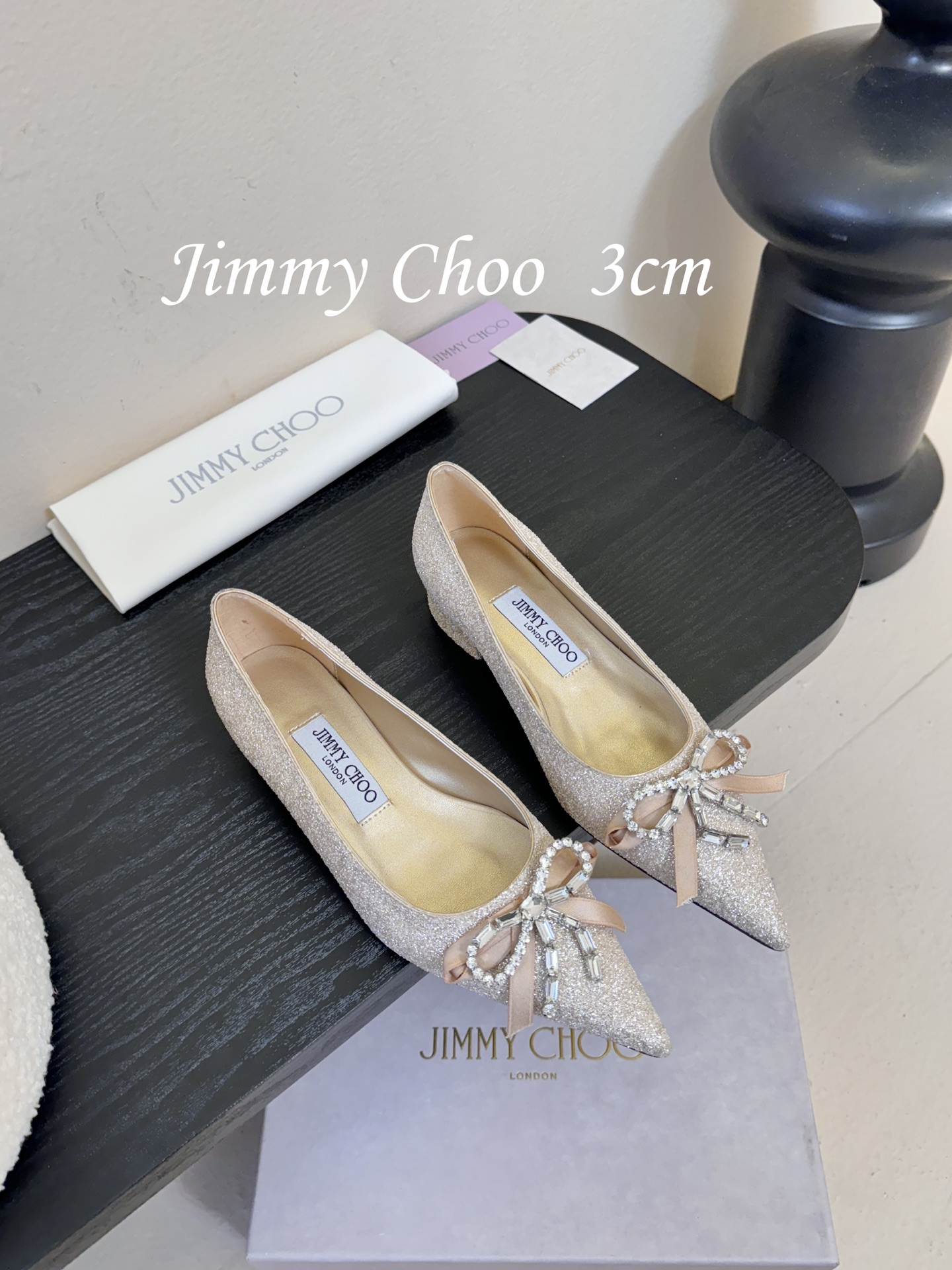 NO:652677,3cm Jimmy Choo inlays the rounded luster on the toe to highlight the charm of your outfit, dazzling every moment! The smooth and moving Jimmy Choo series is easy to seduce, and the fiber color blooms to brighten the daily style —————————————————————————————————————————————————————————————————————————————————————————————————————————————————————————————————————————————————————————————————————————————————————————————————————————————————————————————————————————————————————————————————— does not do this?  41 Customized (non-returnable and non-exchangeable)., high heels, jimmy choo, high heels, silk fabric, Leather soles198609093公分 Jimmy Choo 将圆润光泽镶嵌于足尖 为你的穿搭映亮魅力,璀璨每刻! 莹润动人,轻易动心 Jimmy Choo 系列 纤彩绽放,映亮每日风采 ————————————— 面料白色绸缎烫钻/金色特殊材料格力特 内料开边珠 大底真皮大底 配码35－39（ 40 41定做不退不换）.,高跟鞋单鞋,jimmy choo,high heels,silk fabric,Leather soles,Women's Shoes