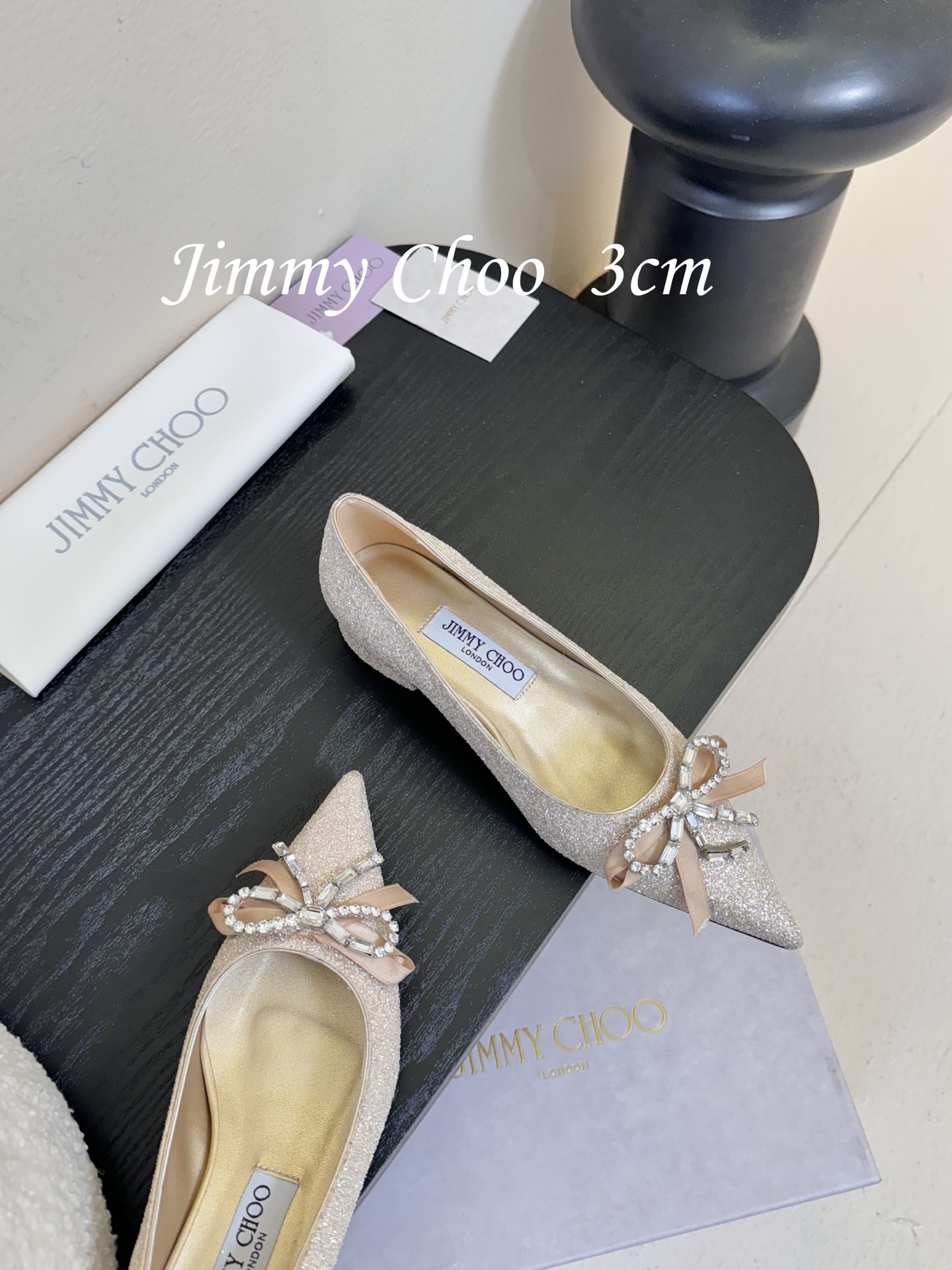 3公分 Jimmy Choo 将圆润光泽镶嵌于足尖为你的穿搭映亮魅力，璀璨每刻!莹润动人，轻易动心Jim