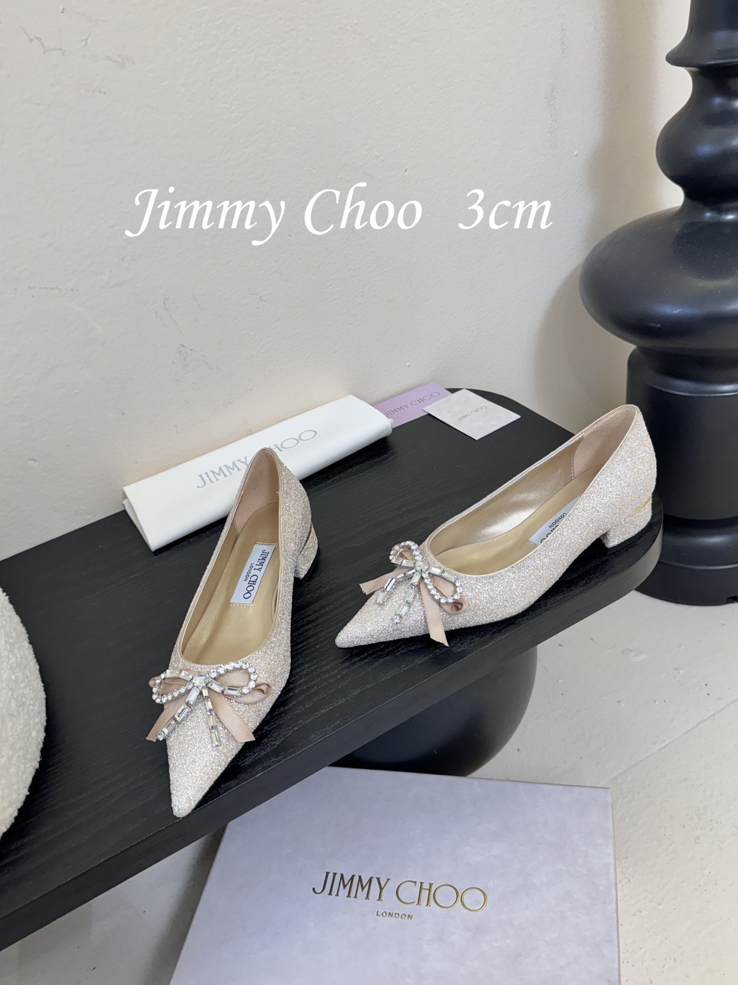 3公分 Jimmy Choo 将圆润光泽镶嵌于足尖为你的穿搭映亮魅力，璀璨每刻!莹润动人，轻易动心Jim