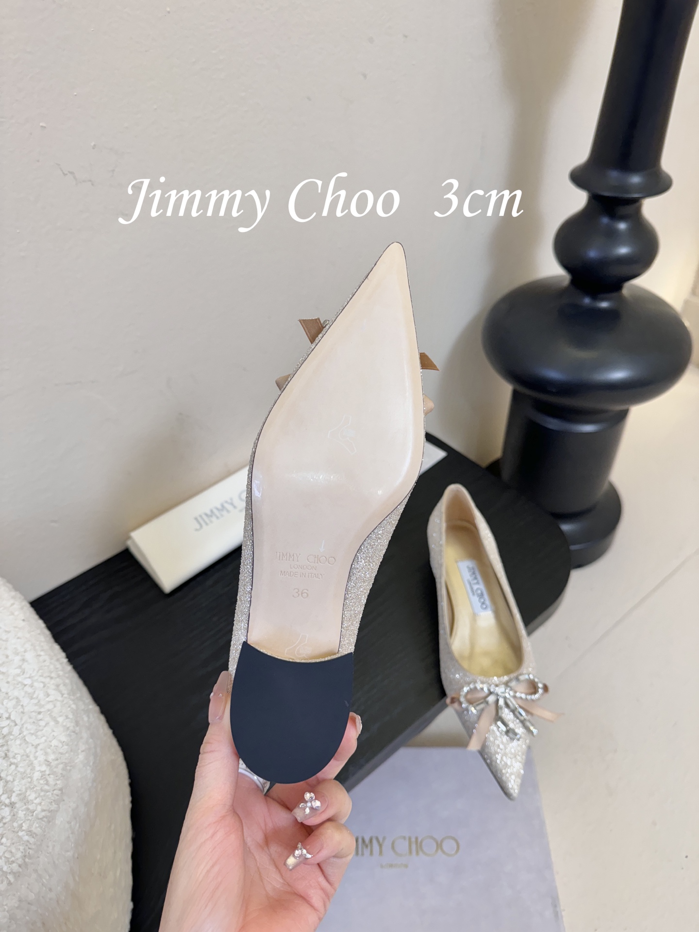 3公分 Jimmy Choo 将圆润光泽镶嵌于足尖为你的穿搭映亮魅力，璀璨每刻!莹润动人，轻易动心Jim