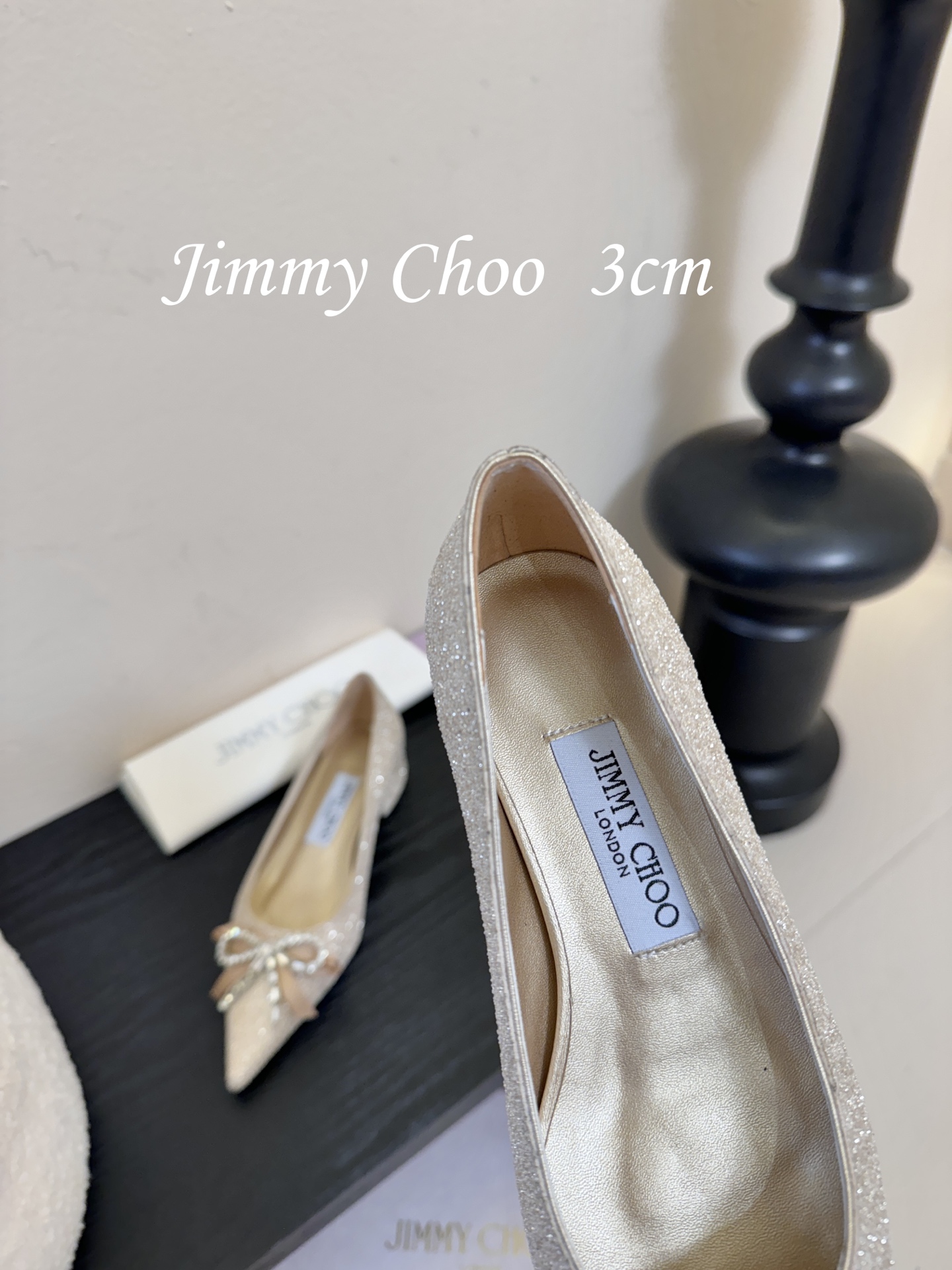 3公分 Jimmy Choo 将圆润光泽镶嵌于足尖为你的穿搭映亮魅力，璀璨每刻!莹润动人，轻易动心Jim