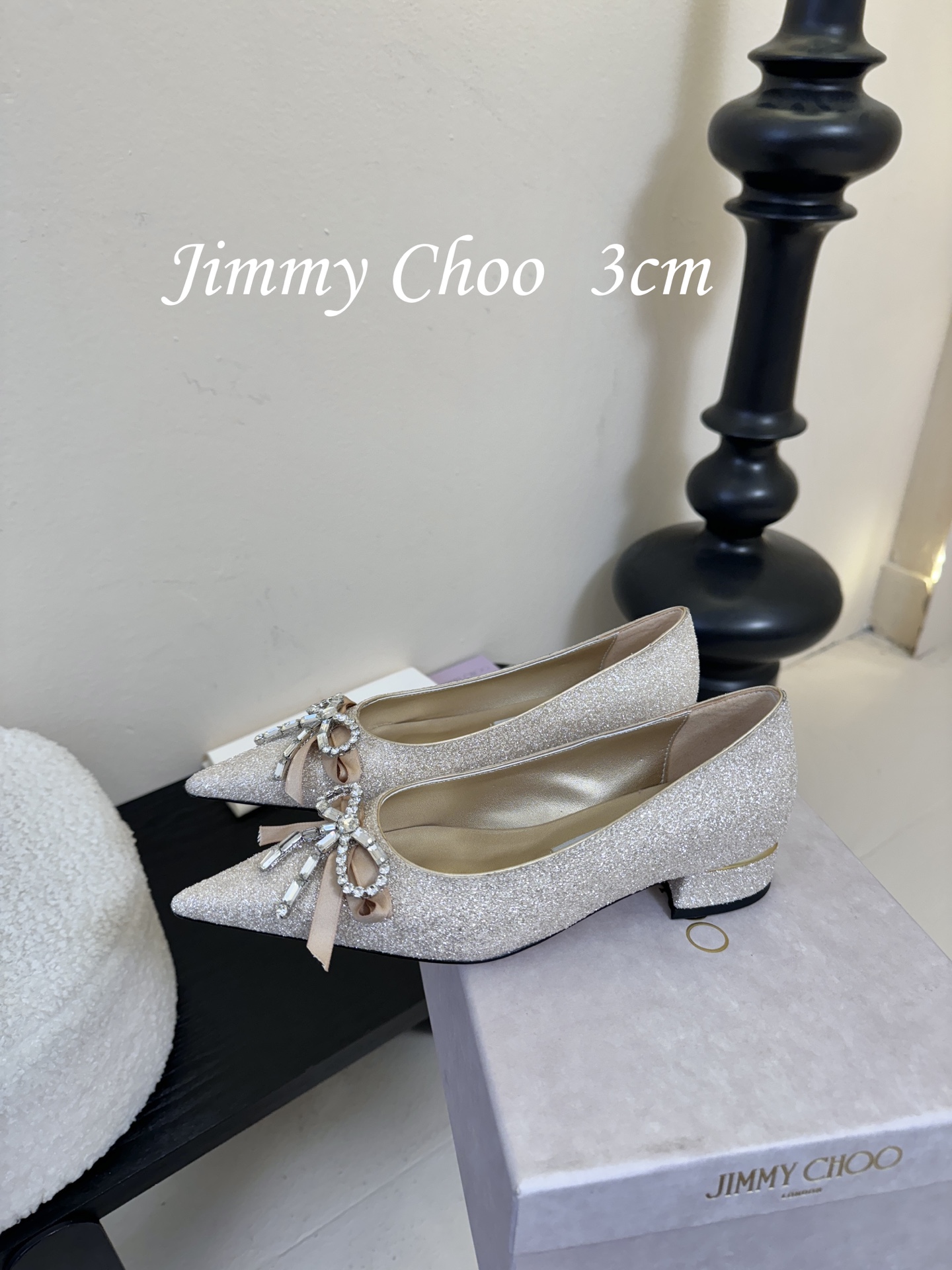 3公分 Jimmy Choo 将圆润光泽镶嵌于足尖为你的穿搭映亮魅力，璀璨每刻!莹润动人，轻易动心Jim