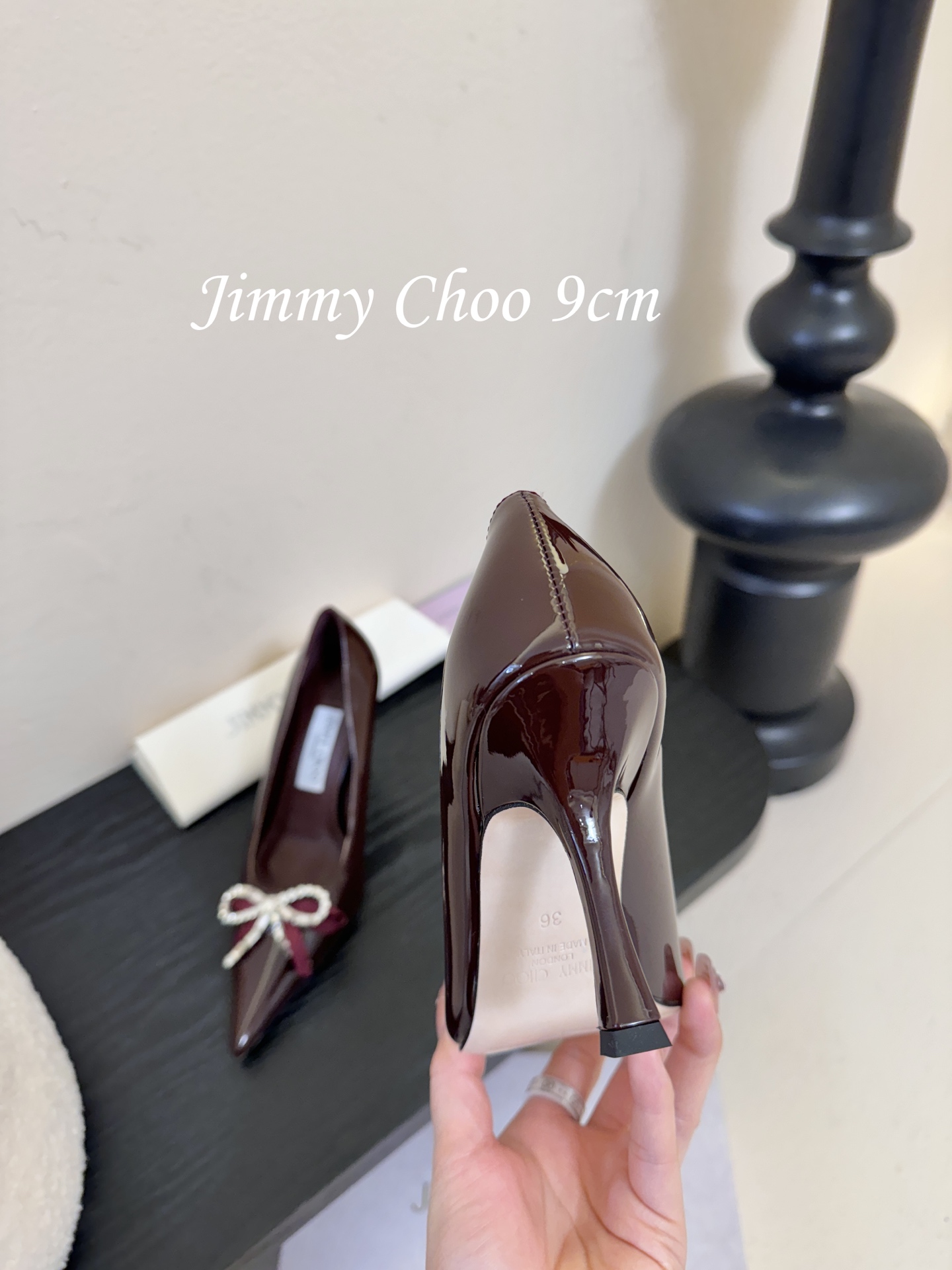 9公分 /7公分/下单备注好Jimmy Choo 将圆润光泽镶嵌于足尖为你的穿搭映亮魅力，璀璨每刻!莹润