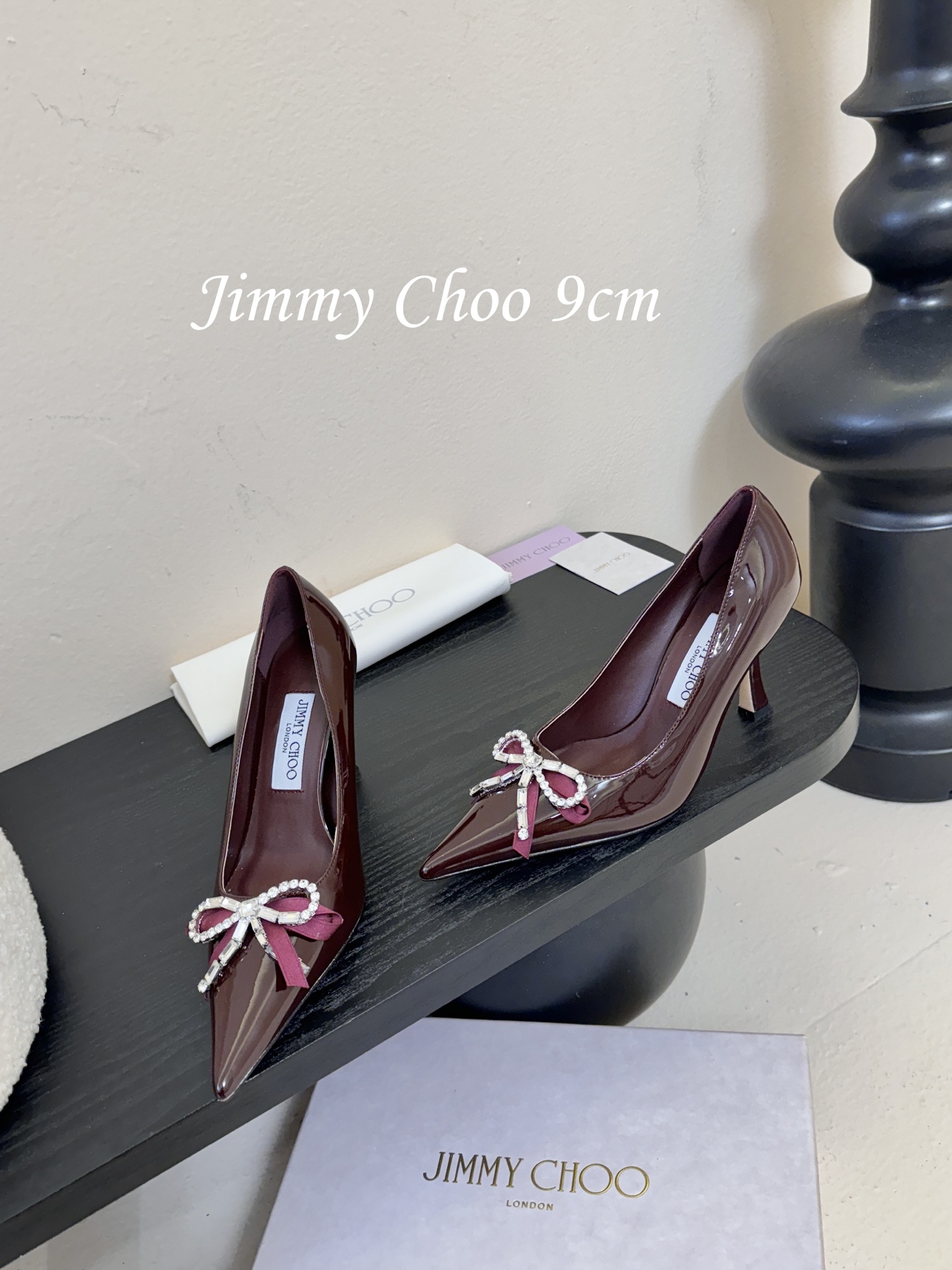 9公分 /7公分/下单备注好Jimmy Choo 将圆润光泽镶嵌于足尖为你的穿搭映亮魅力，璀璨每刻!莹润