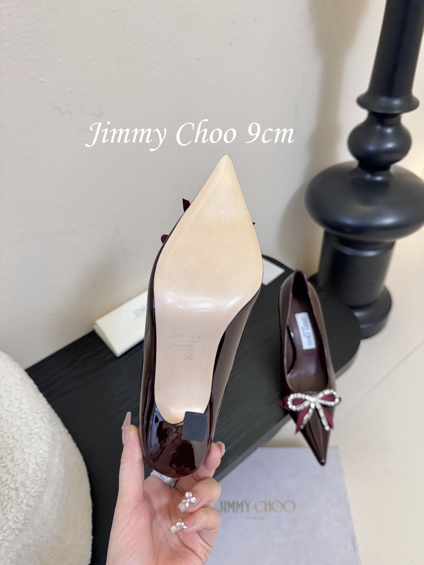 9公分 /7公分/下单备注好Jimmy Choo 将圆润光泽镶嵌于足尖为你的穿搭映亮魅力，璀璨每刻!莹润