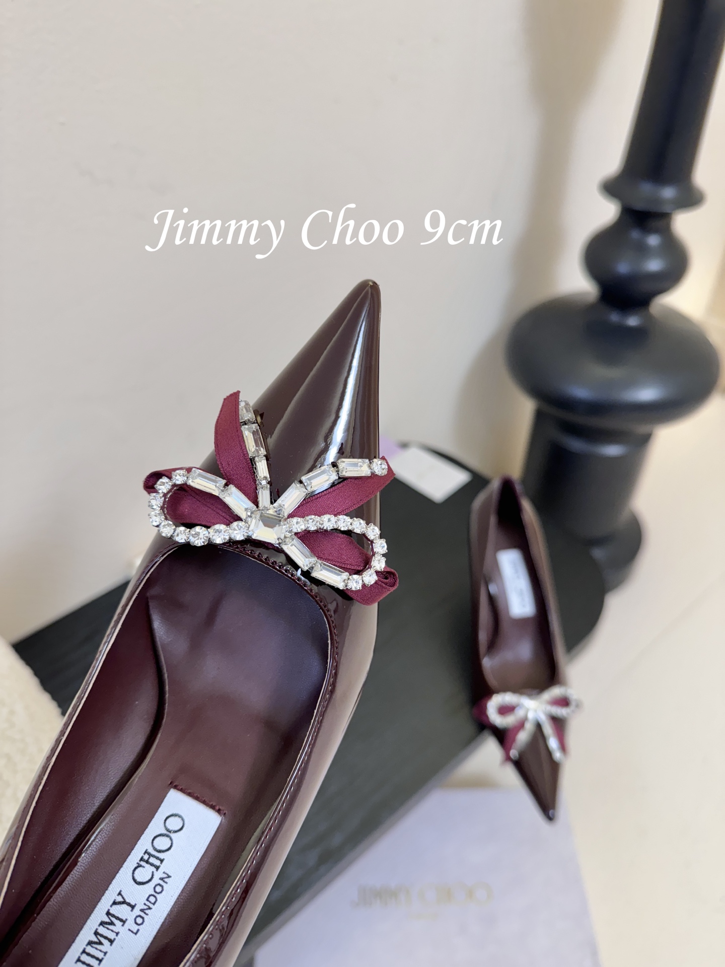 9公分 /7公分/下单备注好Jimmy Choo 将圆润光泽镶嵌于足尖为你的穿搭映亮魅力，璀璨每刻!莹润