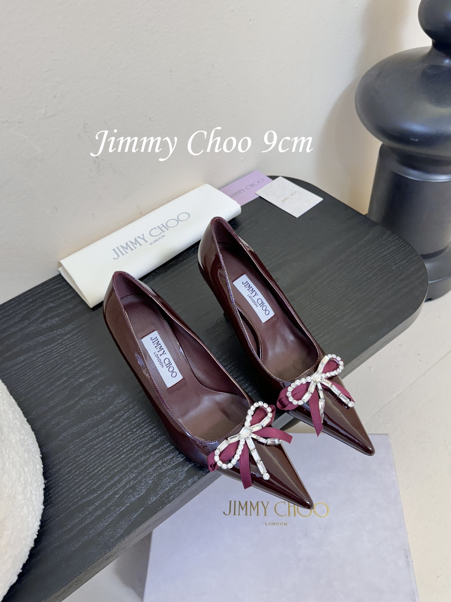 9公分 /7公分/下单备注好Jimmy Choo 将圆润光泽镶嵌于足尖为你的穿搭映亮魅力，璀璨每刻!莹润