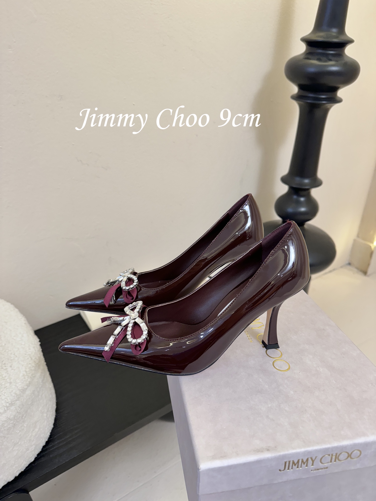 9公分 /7公分/下单备注好Jimmy Choo 将圆润光泽镶嵌于足尖为你的穿搭映亮魅力，璀璨每刻!莹润