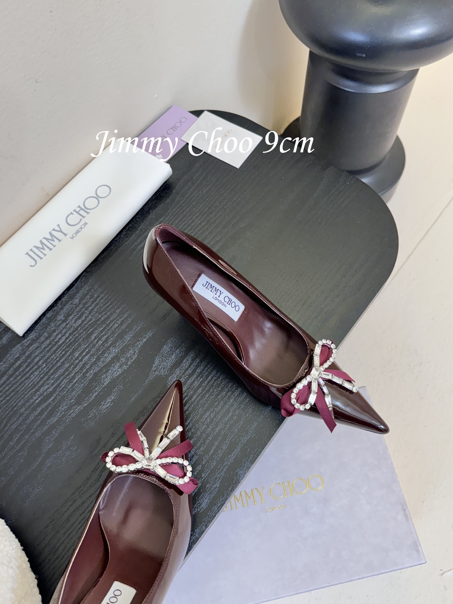 9公分 /7公分/下单备注好Jimmy Choo 将圆润光泽镶嵌于足尖为你的穿搭映亮魅力，璀璨每刻!莹润